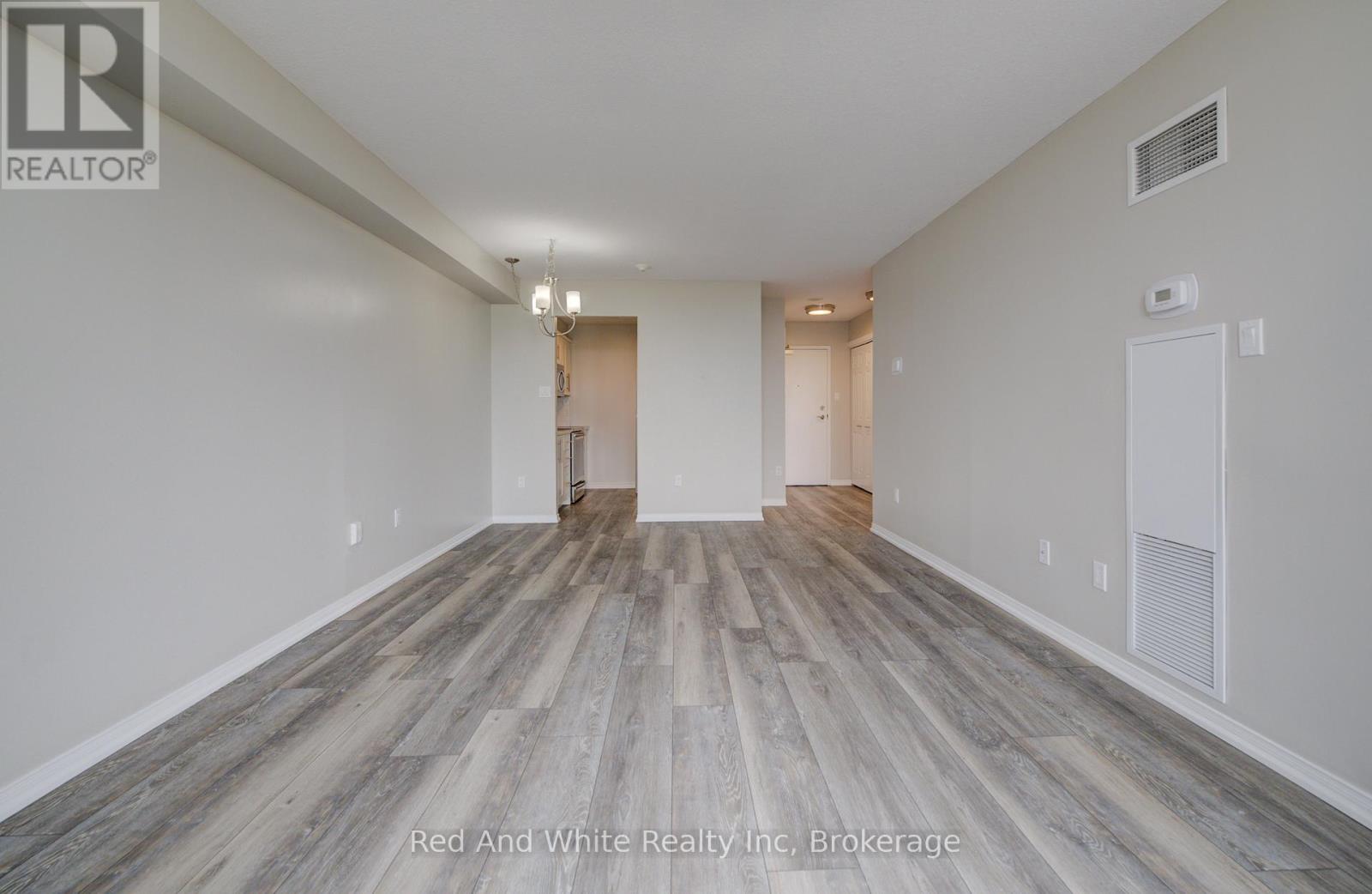 802 - 1414 King Street E Property Photo 15