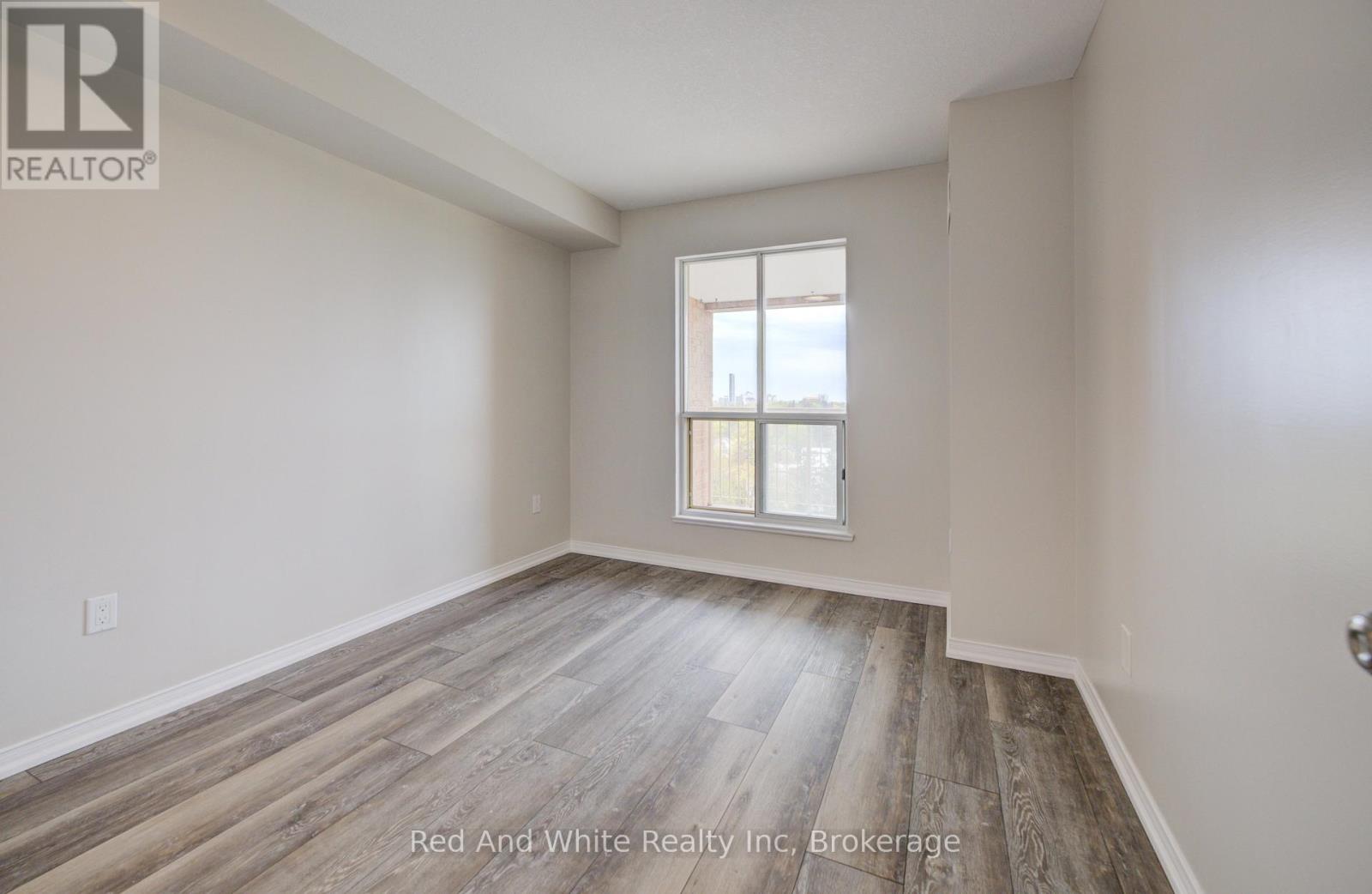 802 - 1414 King Street E Property Photo 17