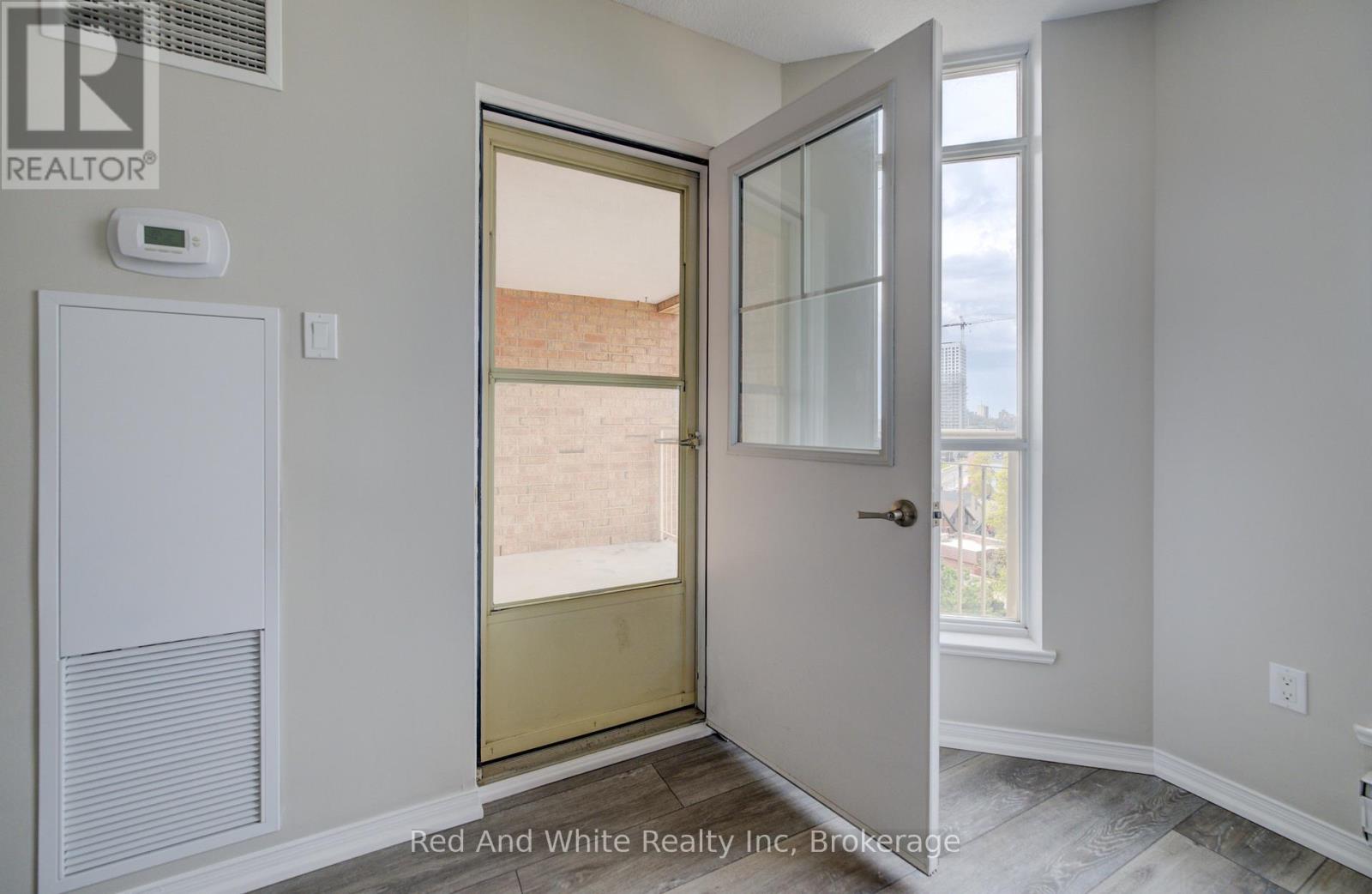 802 - 1414 King Street E Property Photo 21