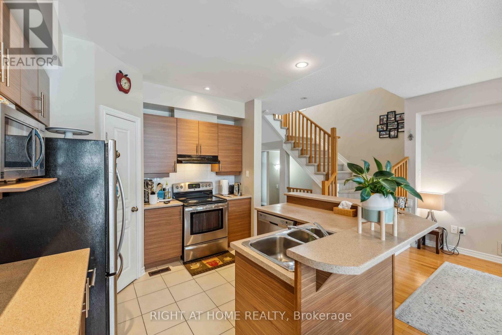 300 Cooks Mill Crescent Property Photo 18