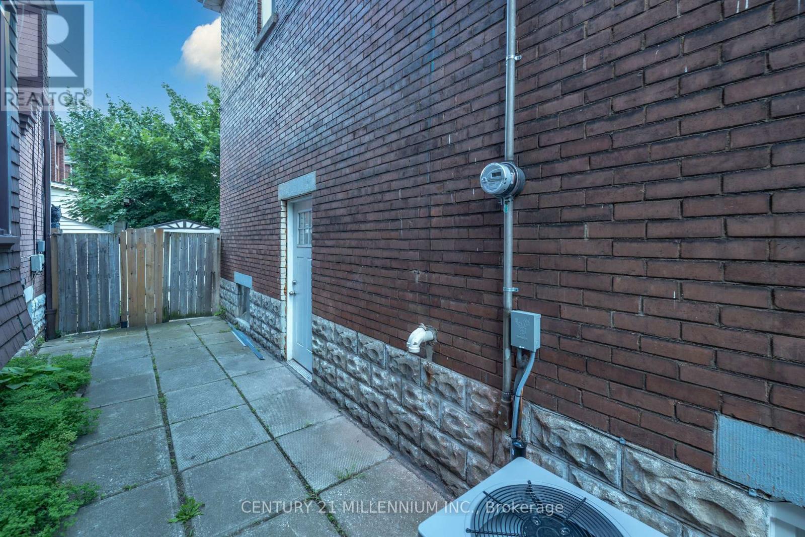 242 Balmoral Avenue N Property Photo 4