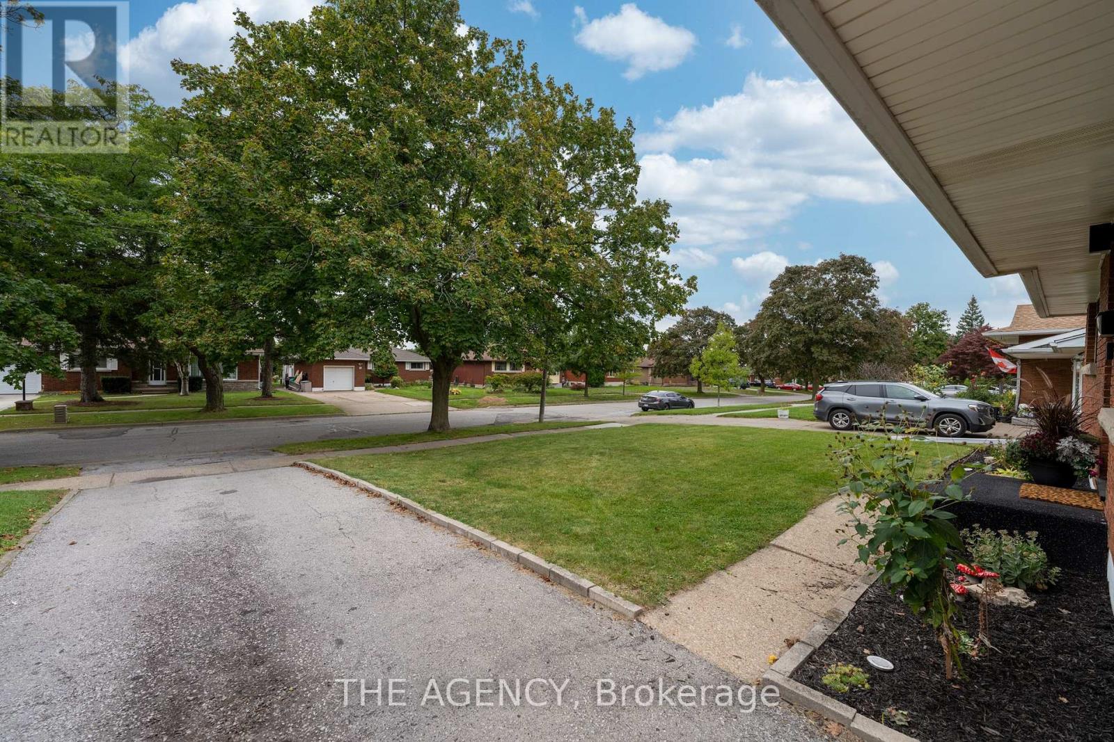 20 Ridge Point Drive Property Photo 25