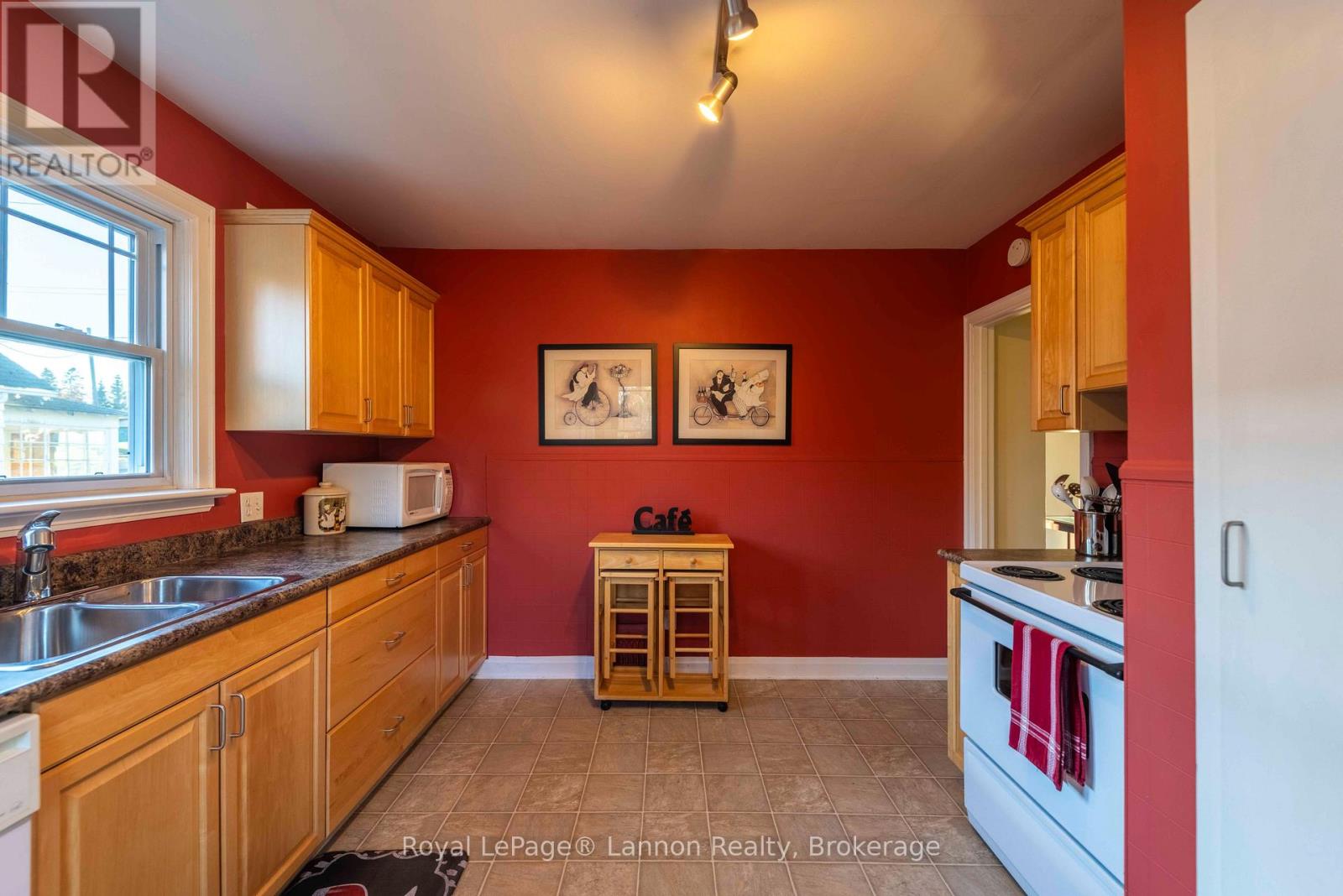 349 Algoma Street N Property Photo 9