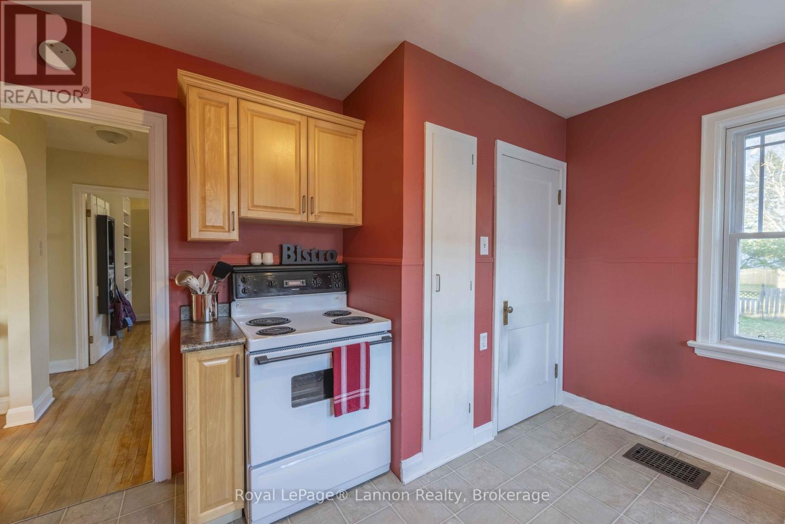 349 Algoma Street N Property Photo 10