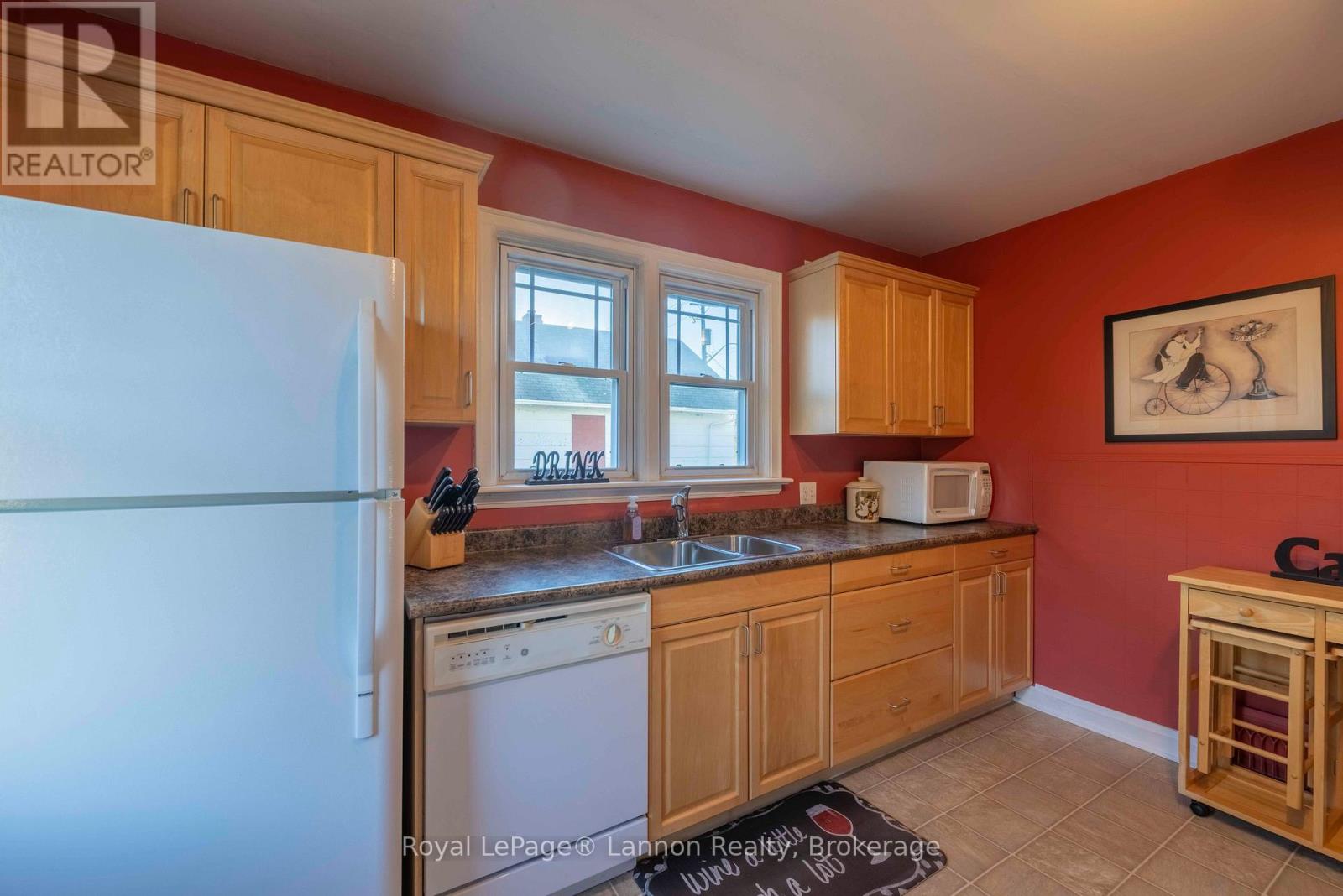 349 Algoma Street N Property Photo 11