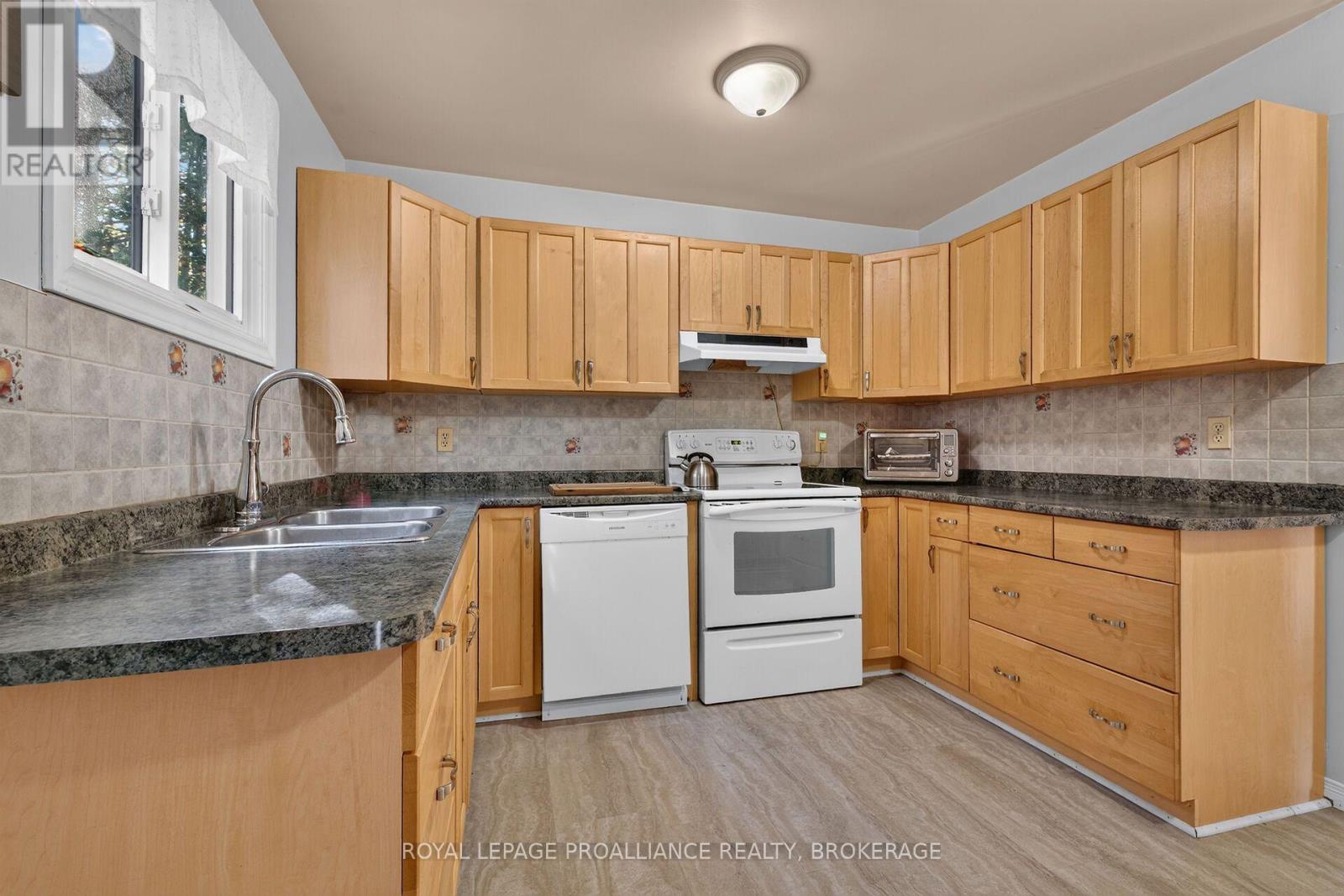 464 Henrietta Street Property Photo 9