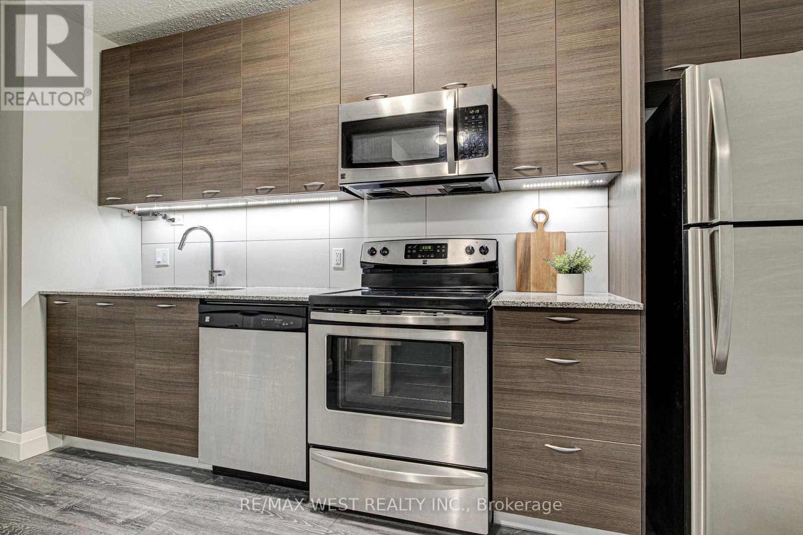 215 - 318 Spruce Street Property Photo 6
