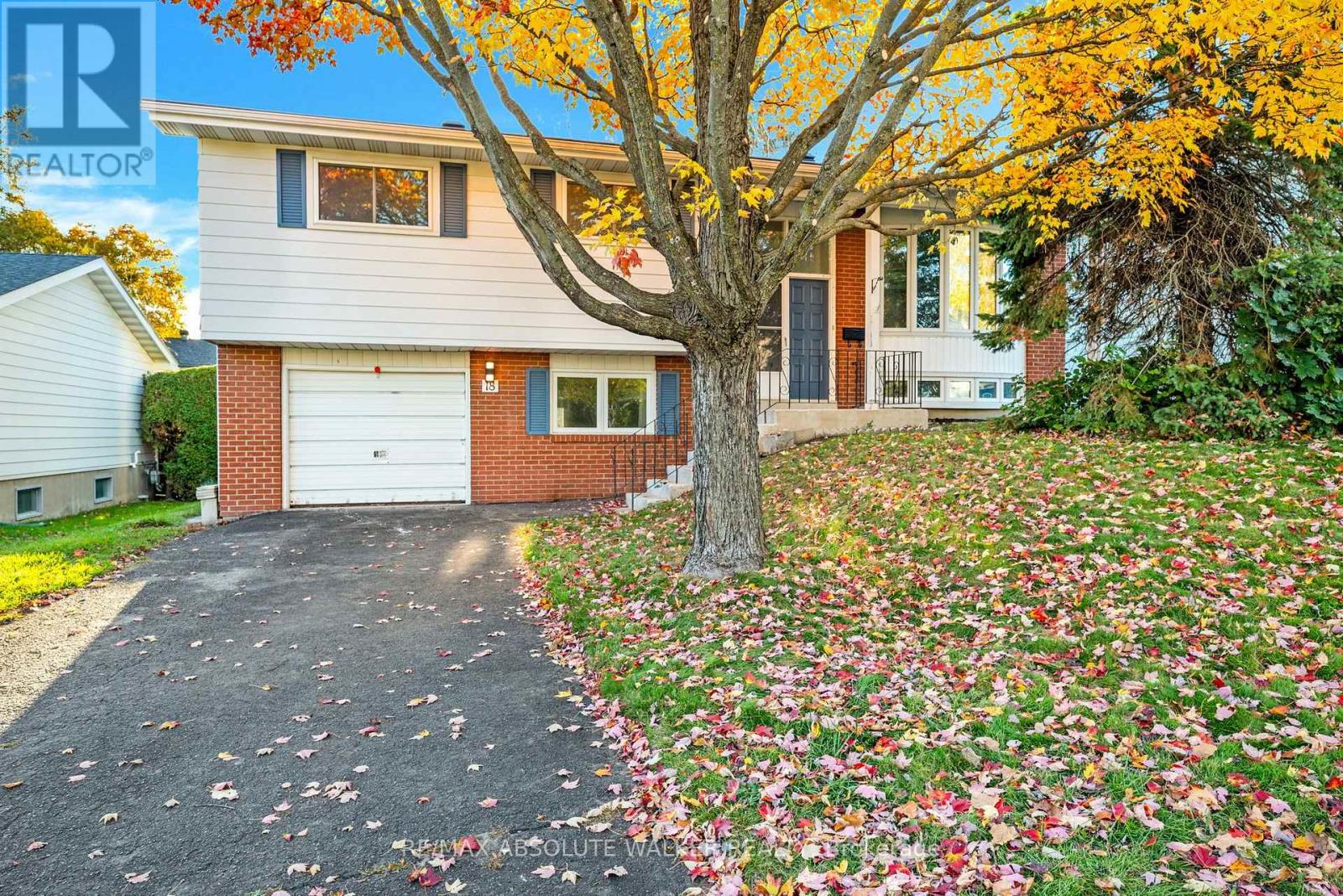 18 SILVER ASPEN CRESCENT Property Photo 1