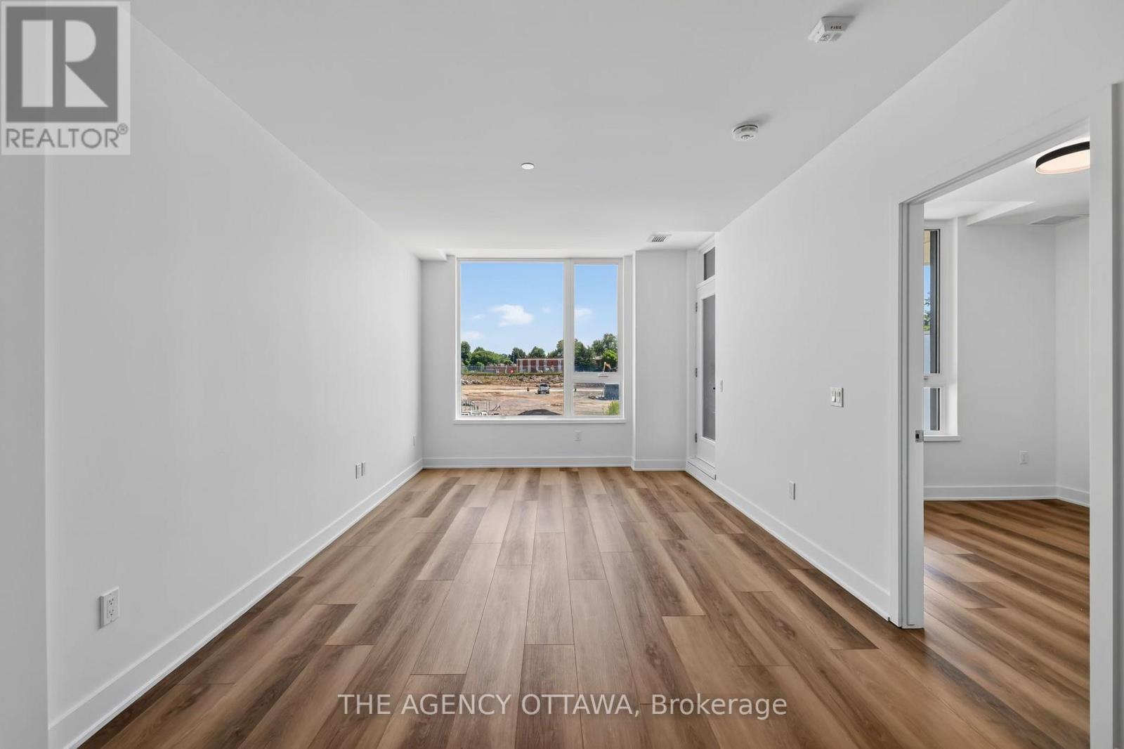 212 - 3085 Riverside Drive Property Photo 6