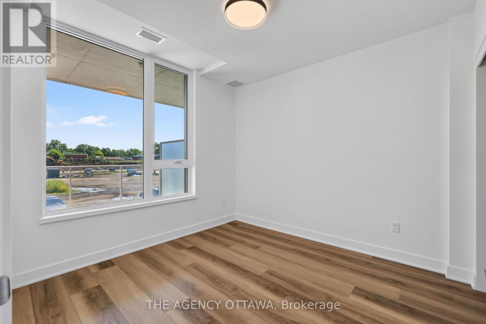212 - 3085 Riverside Drive Property Photo 7