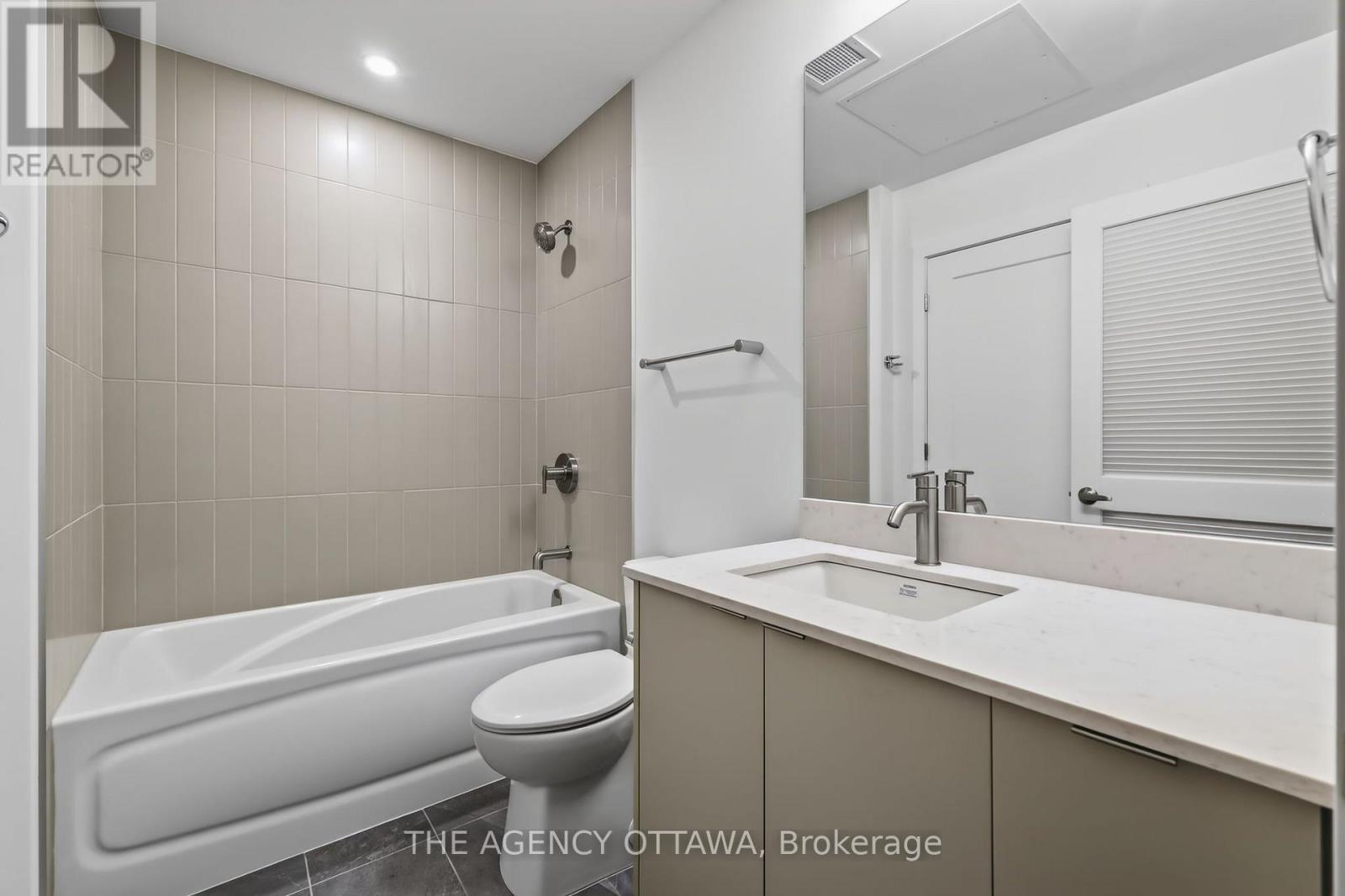 212 - 3085 Riverside Drive Property Photo 8