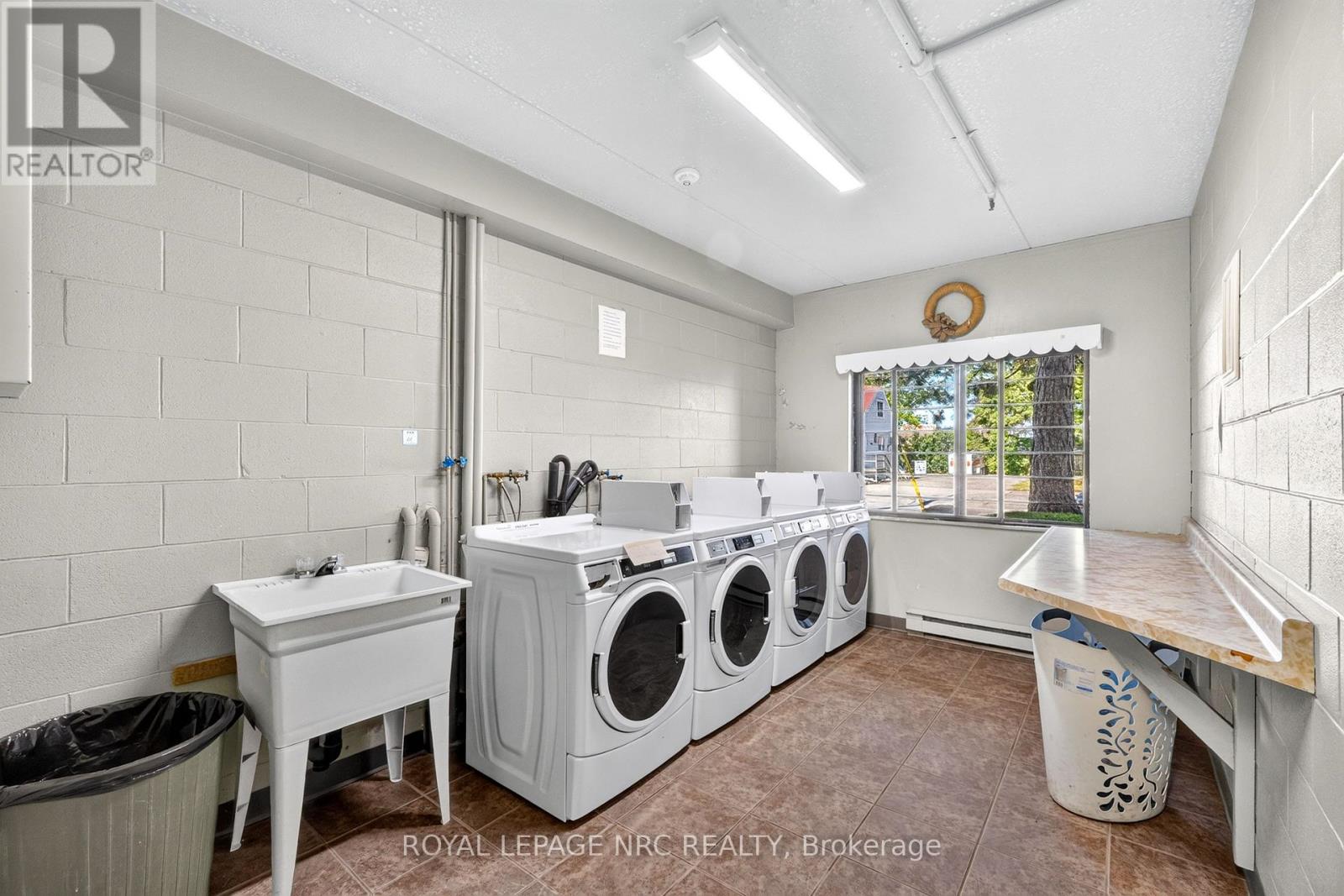 327 - 72 Main Street E Property Photo 16
