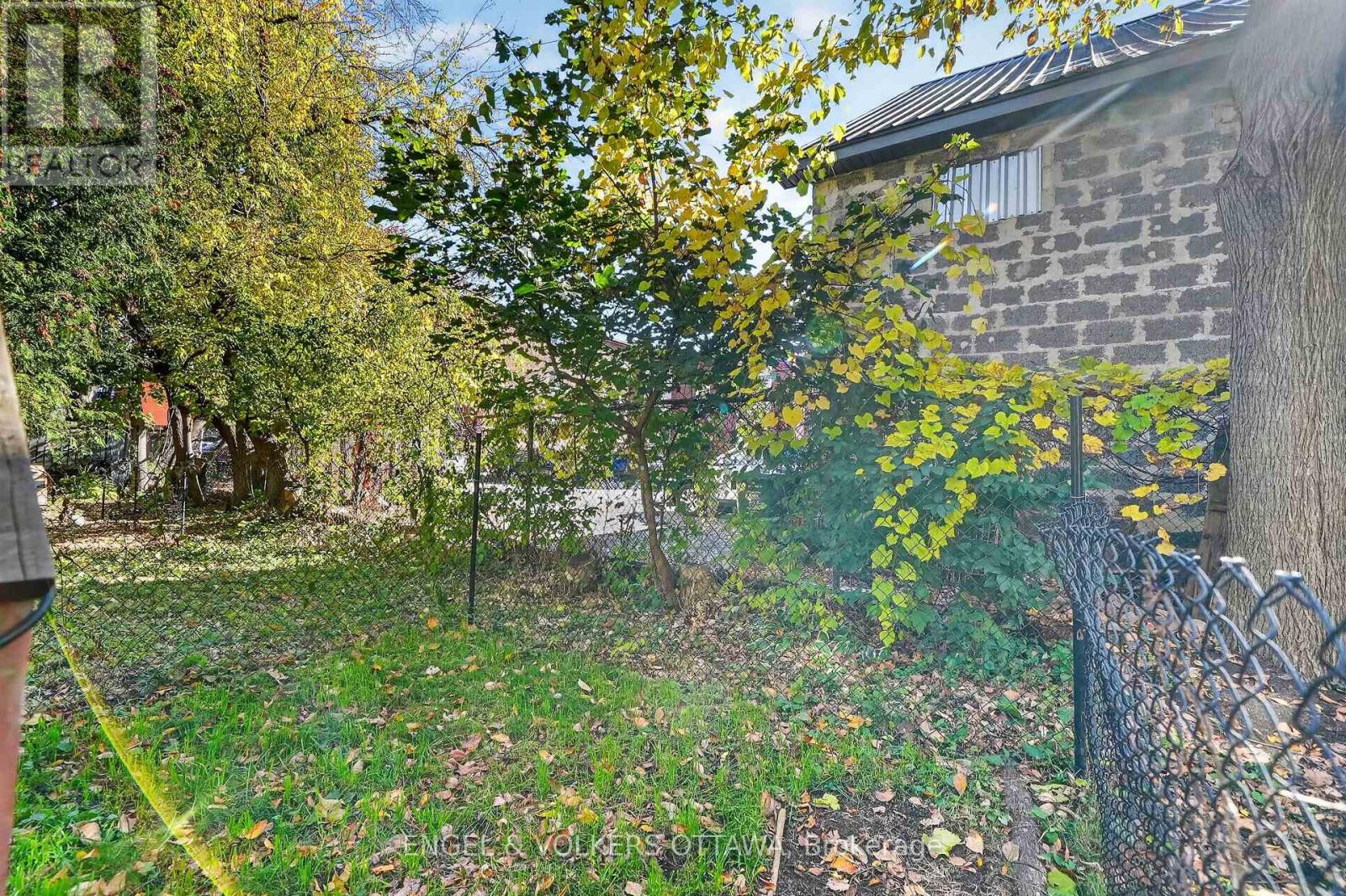 10 - 1160 Belanger Avenue Property Photo 25