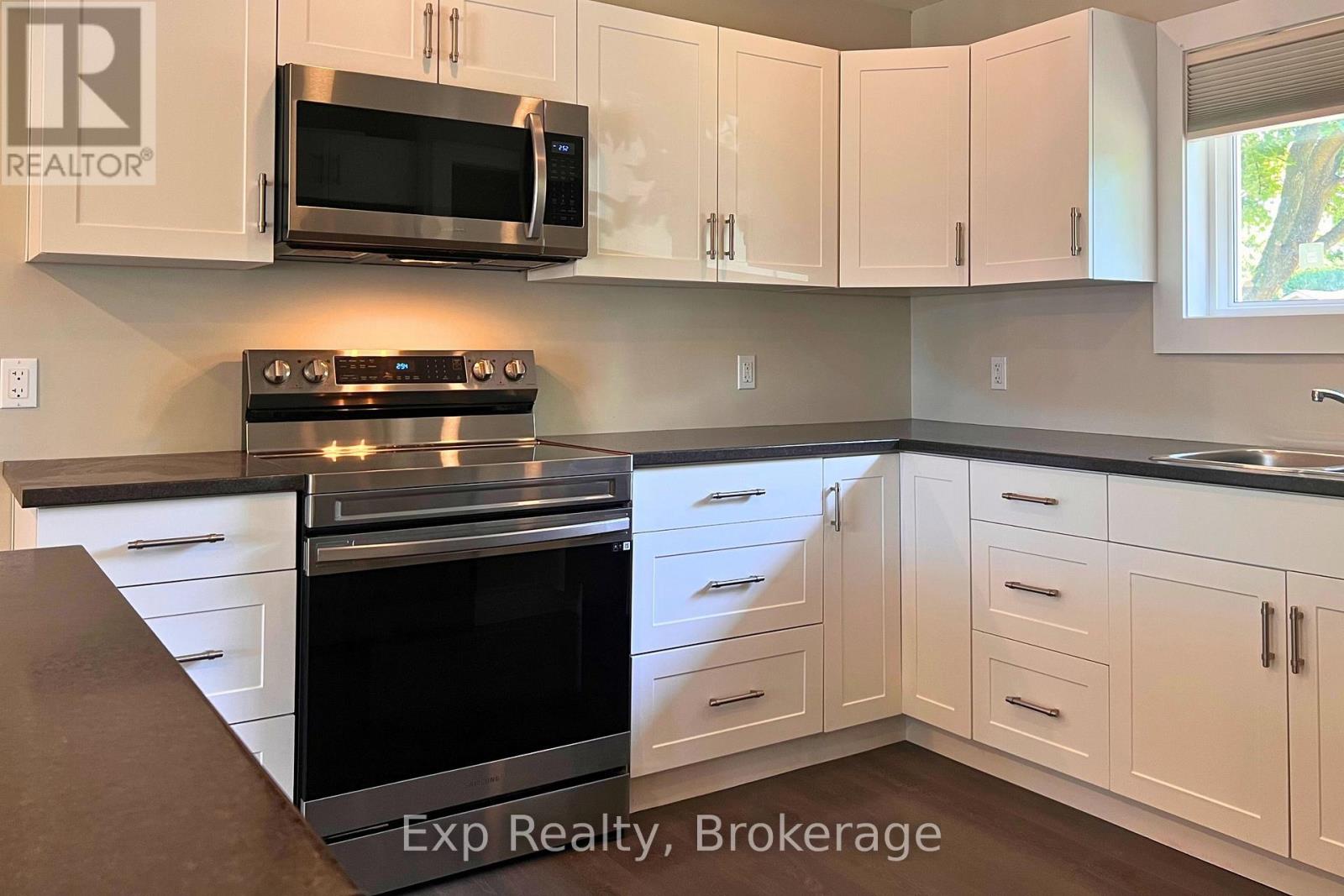 Unit B - 20 Munro Avenue Property Photo 6