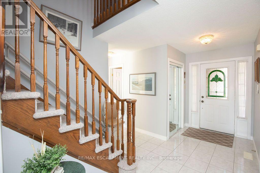 7 Falconridge Drive Property Photo 4