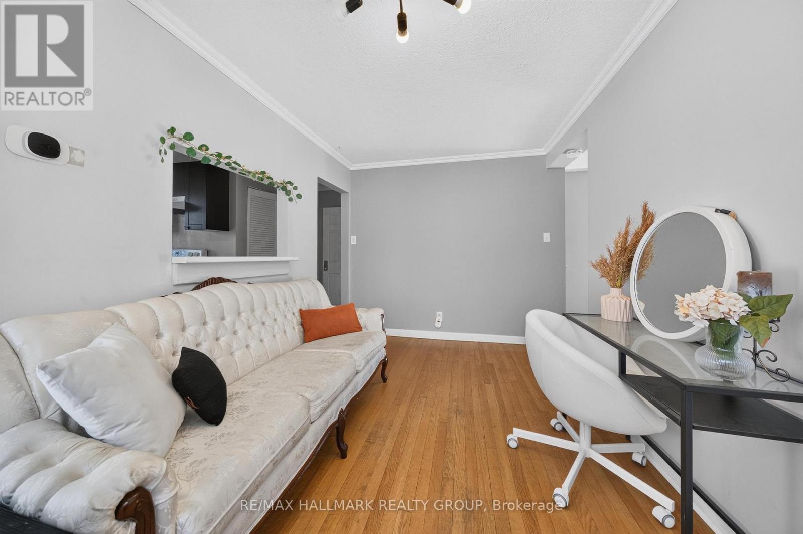969 Eiffel Avenue Property Photo 8