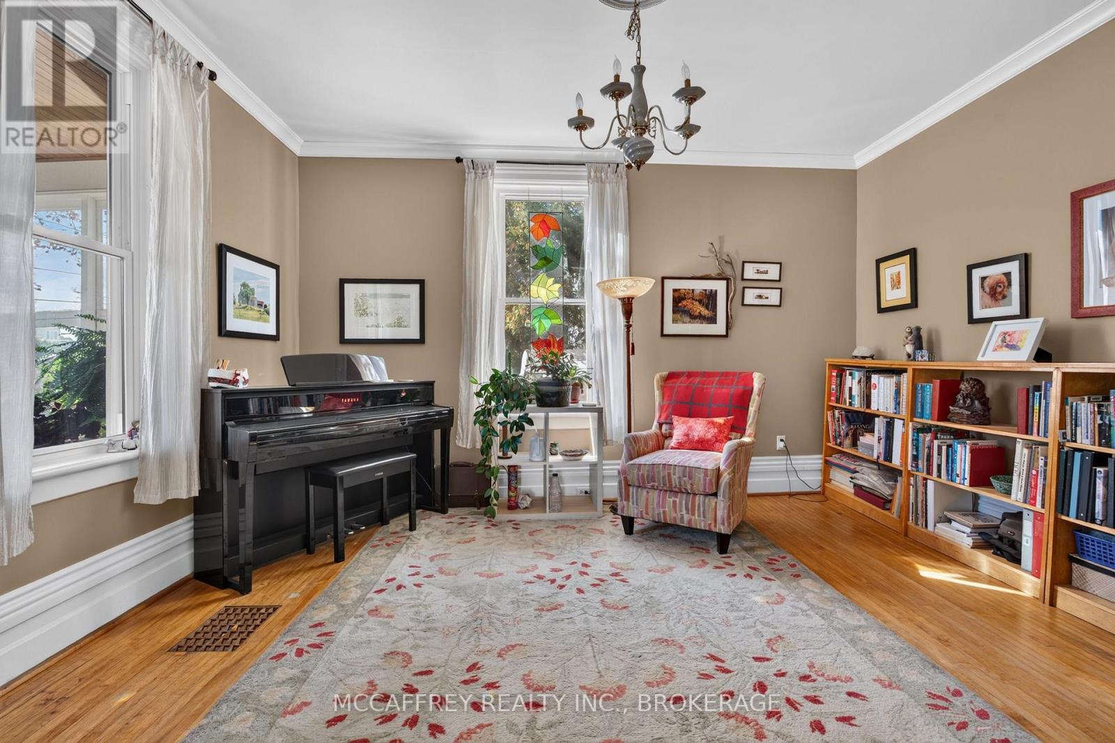 15 Graham Street E Property Photo 13