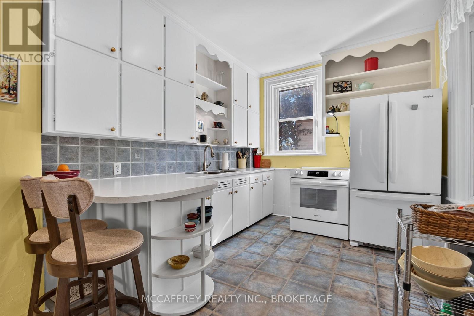 15 Graham Street E Property Photo 16