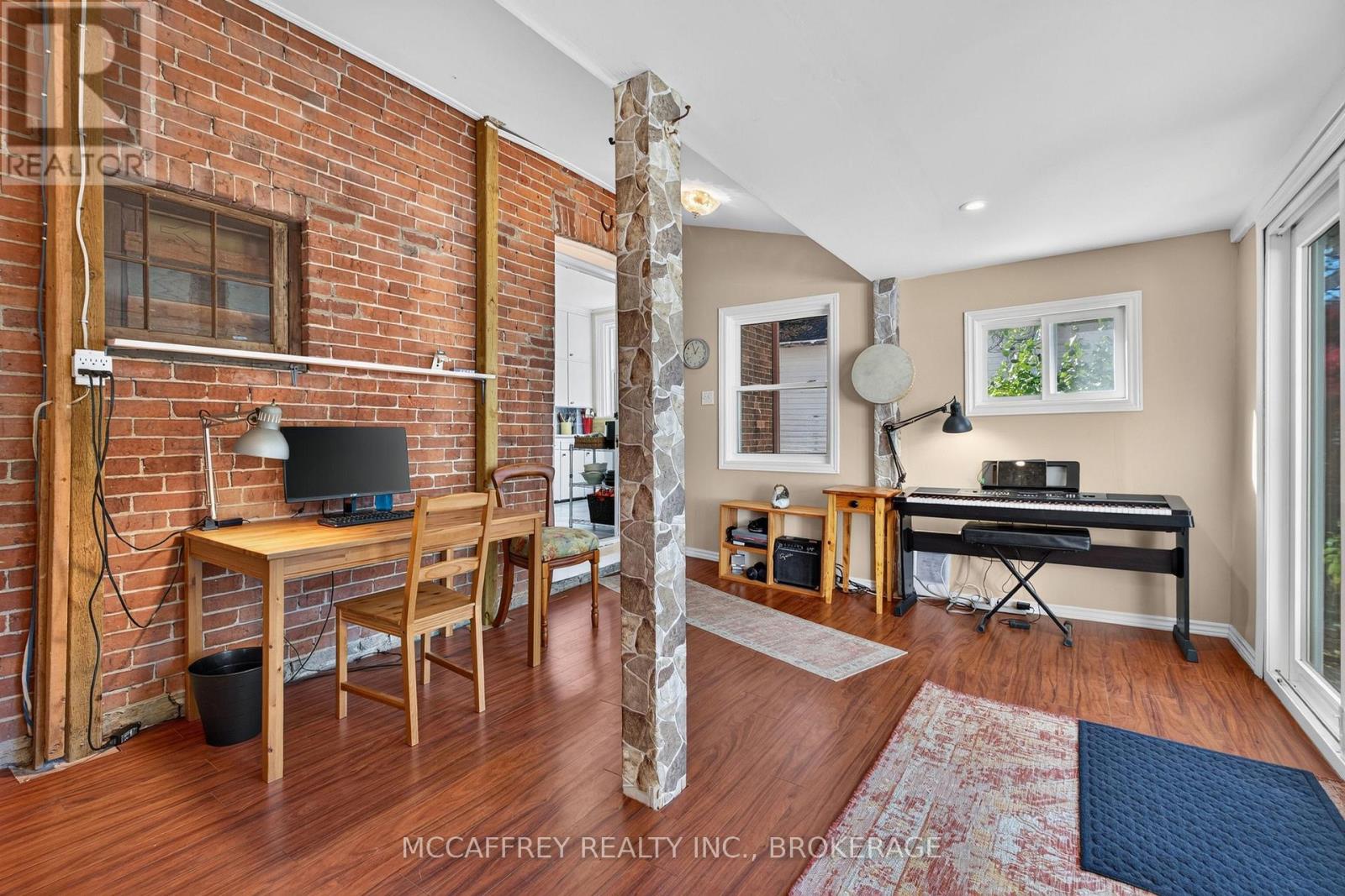 15 Graham Street E Property Photo 21
