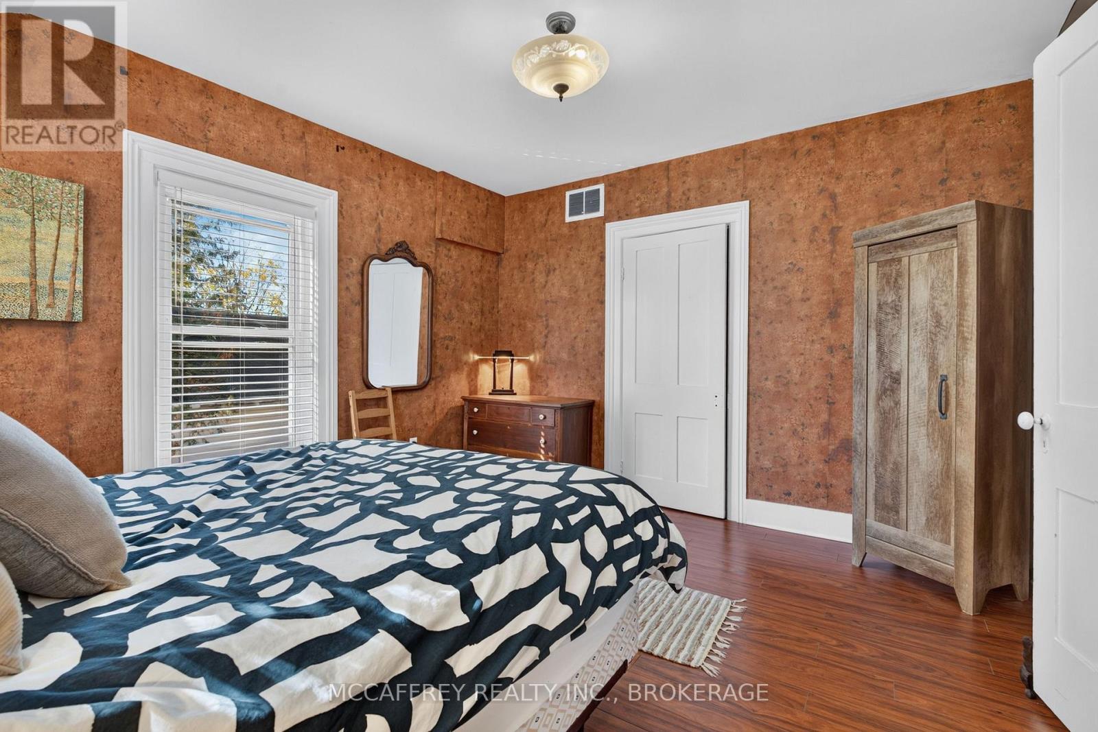 15 Graham Street E Property Photo 29
