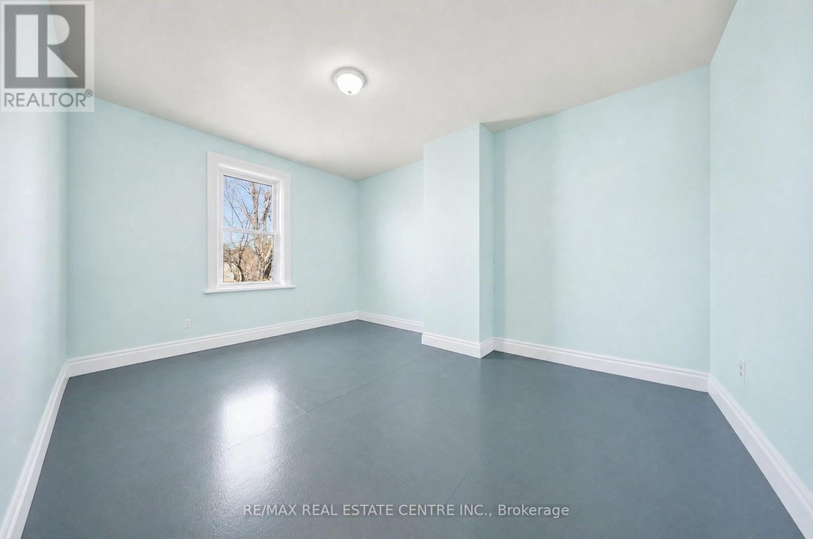 301 Main Street W Property Photo 17
