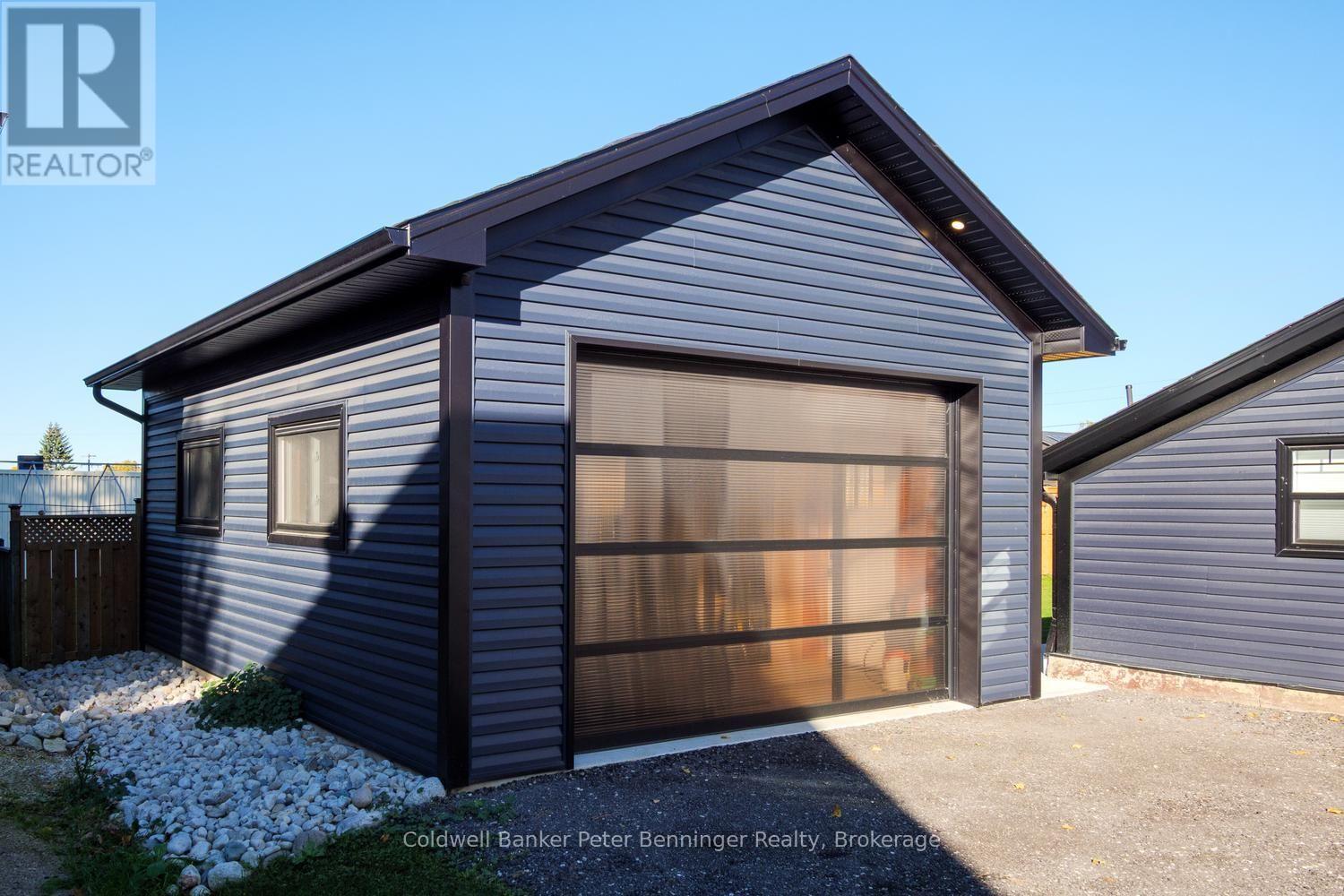 298 Countess Street N Property Photo 8