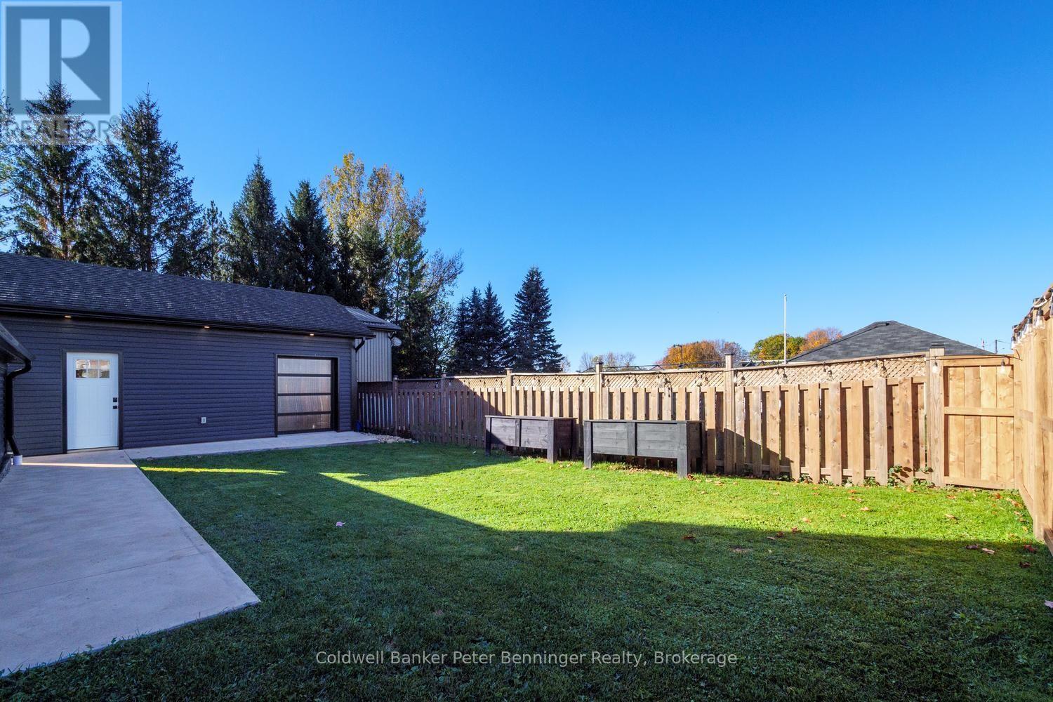 298 Countess Street N Property Photo 14