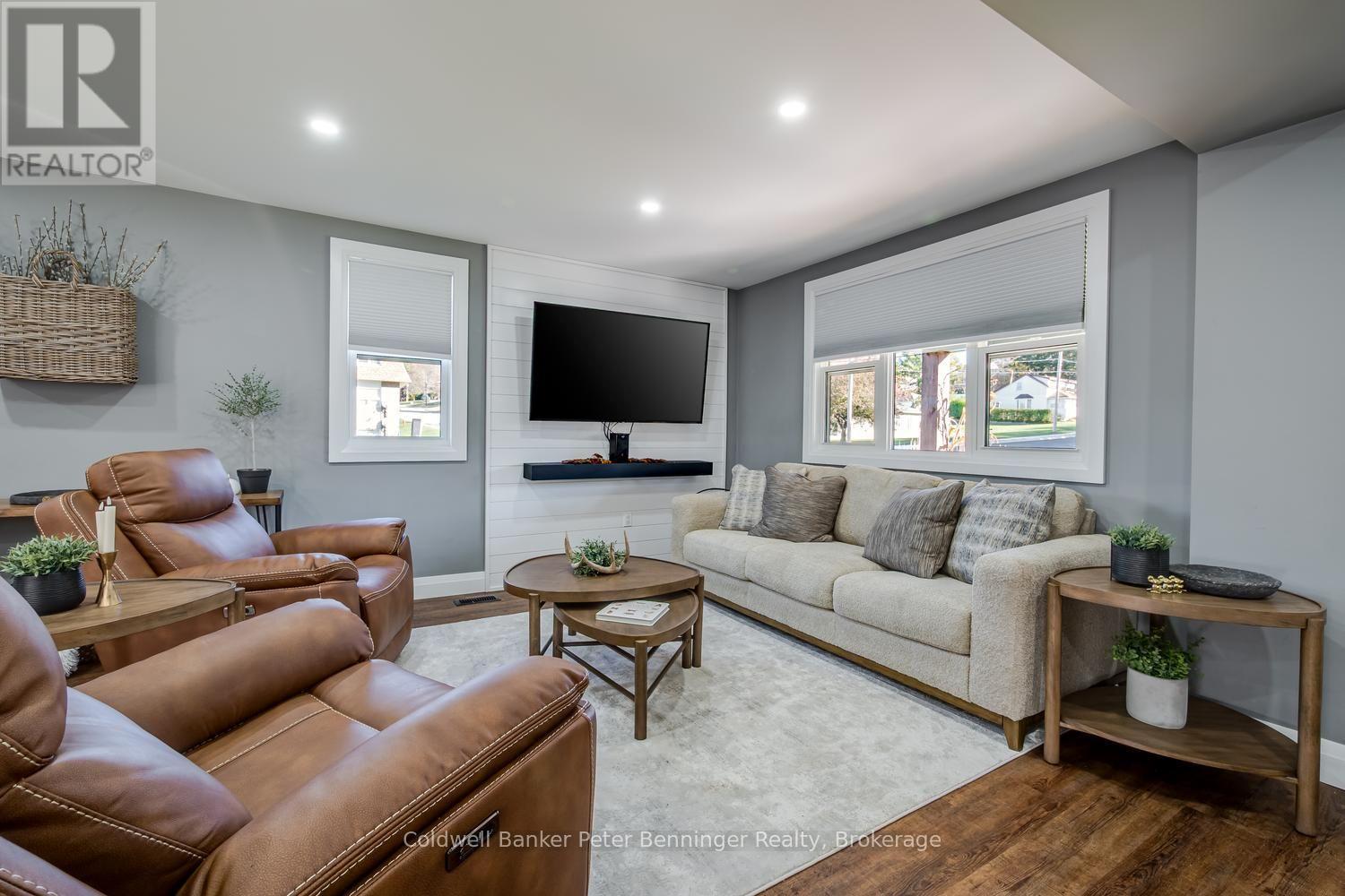 298 Countess Street N Property Photo 16