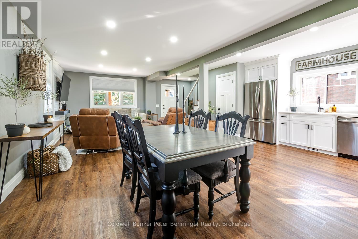 298 Countess Street N Property Photo 22