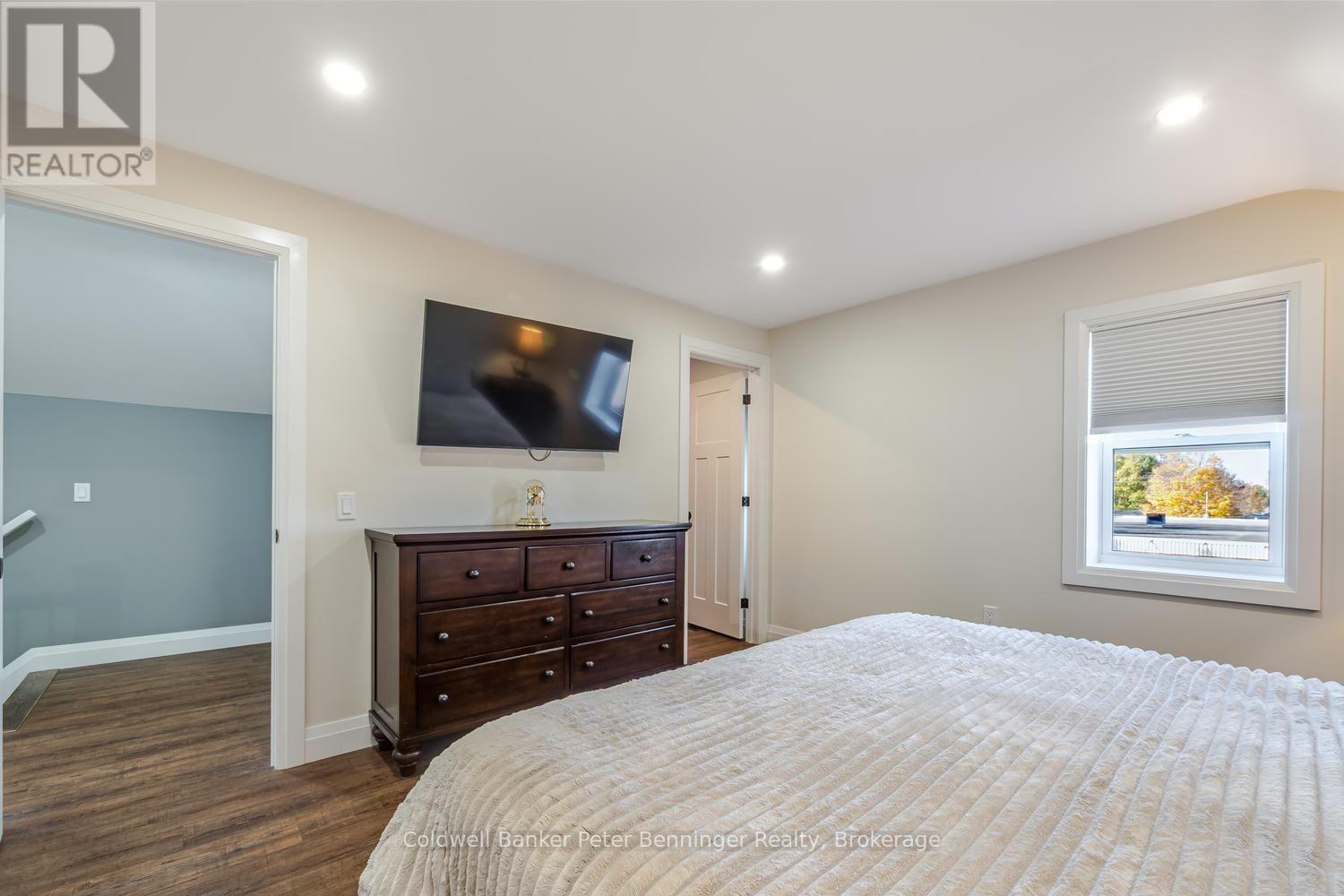 298 Countess Street N Property Photo 33