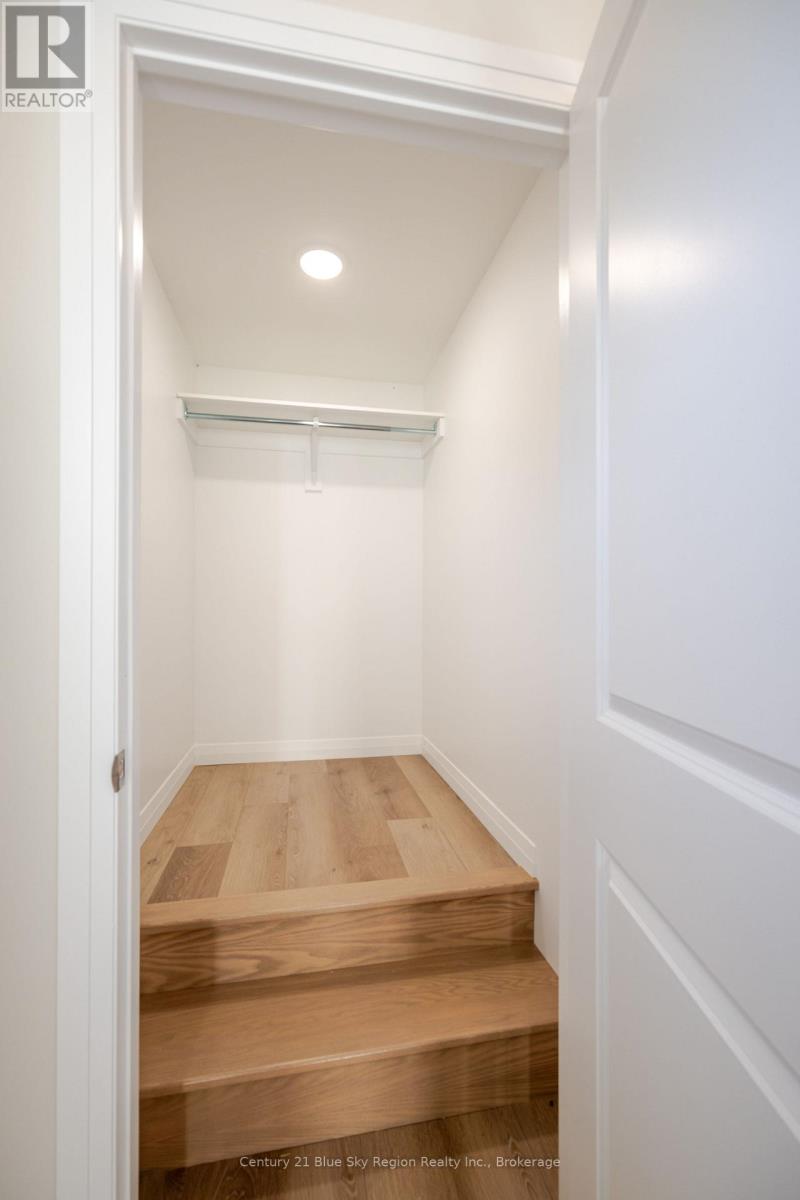 201 Talon Crescent S Property Photo 4