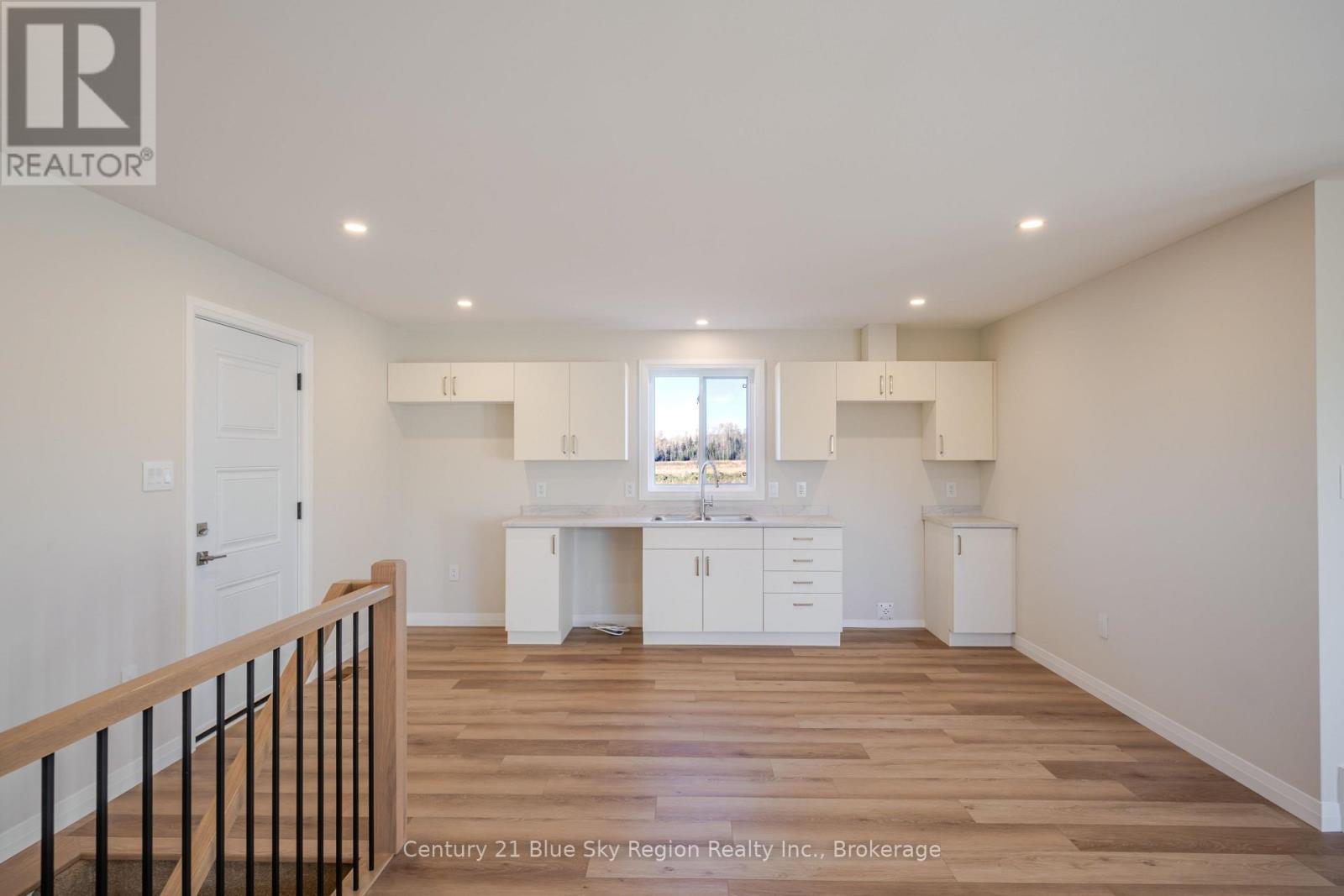 201 Talon Crescent S Property Photo 5