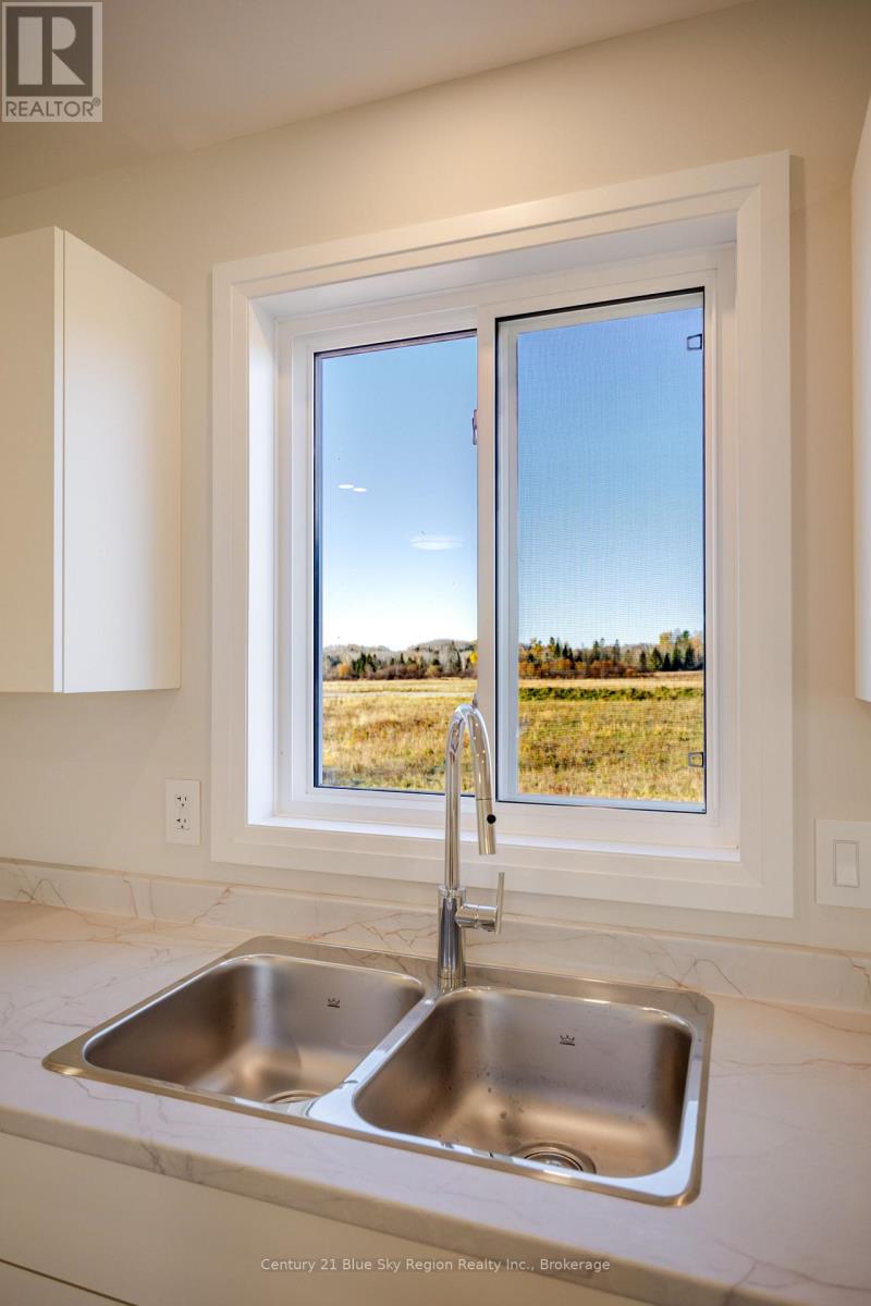 201 Talon Crescent S Property Photo 6
