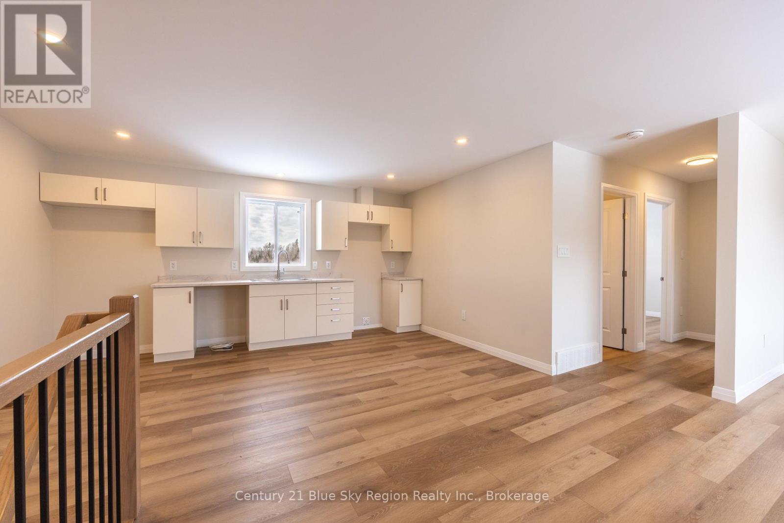 201 Talon Crescent S Property Photo 8