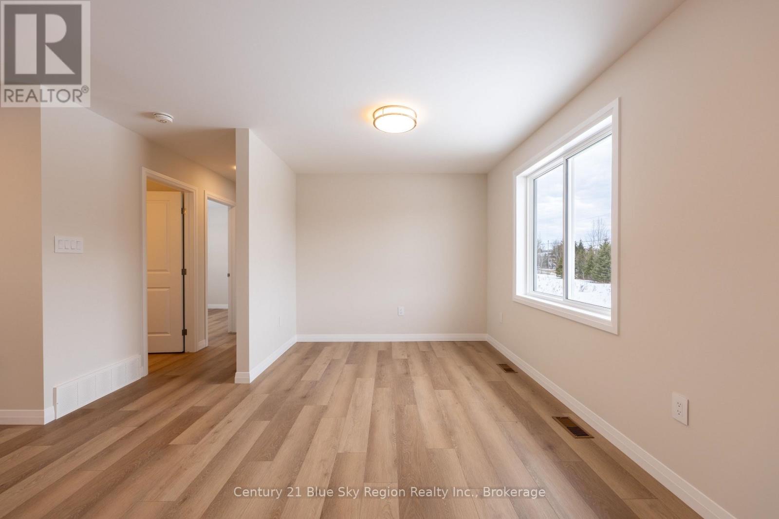 201 Talon Crescent S Property Photo 10