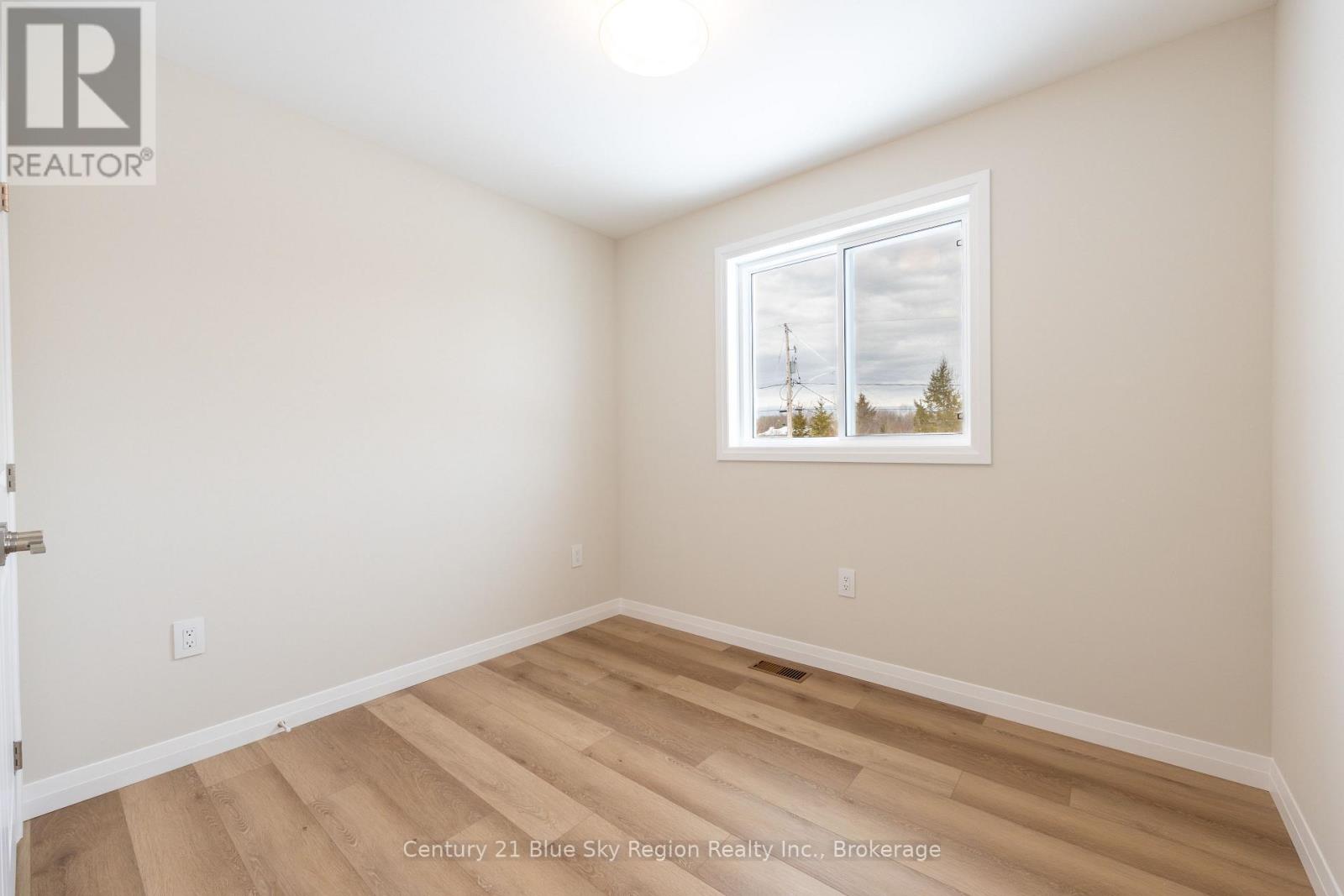 201 Talon Crescent S Property Photo 14