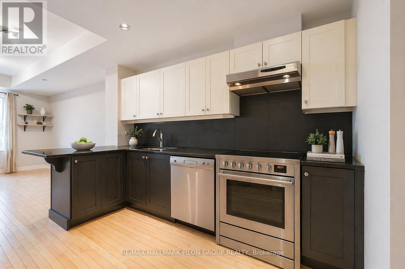 109 - 950 Marguerite Avenue Property Photo 4
