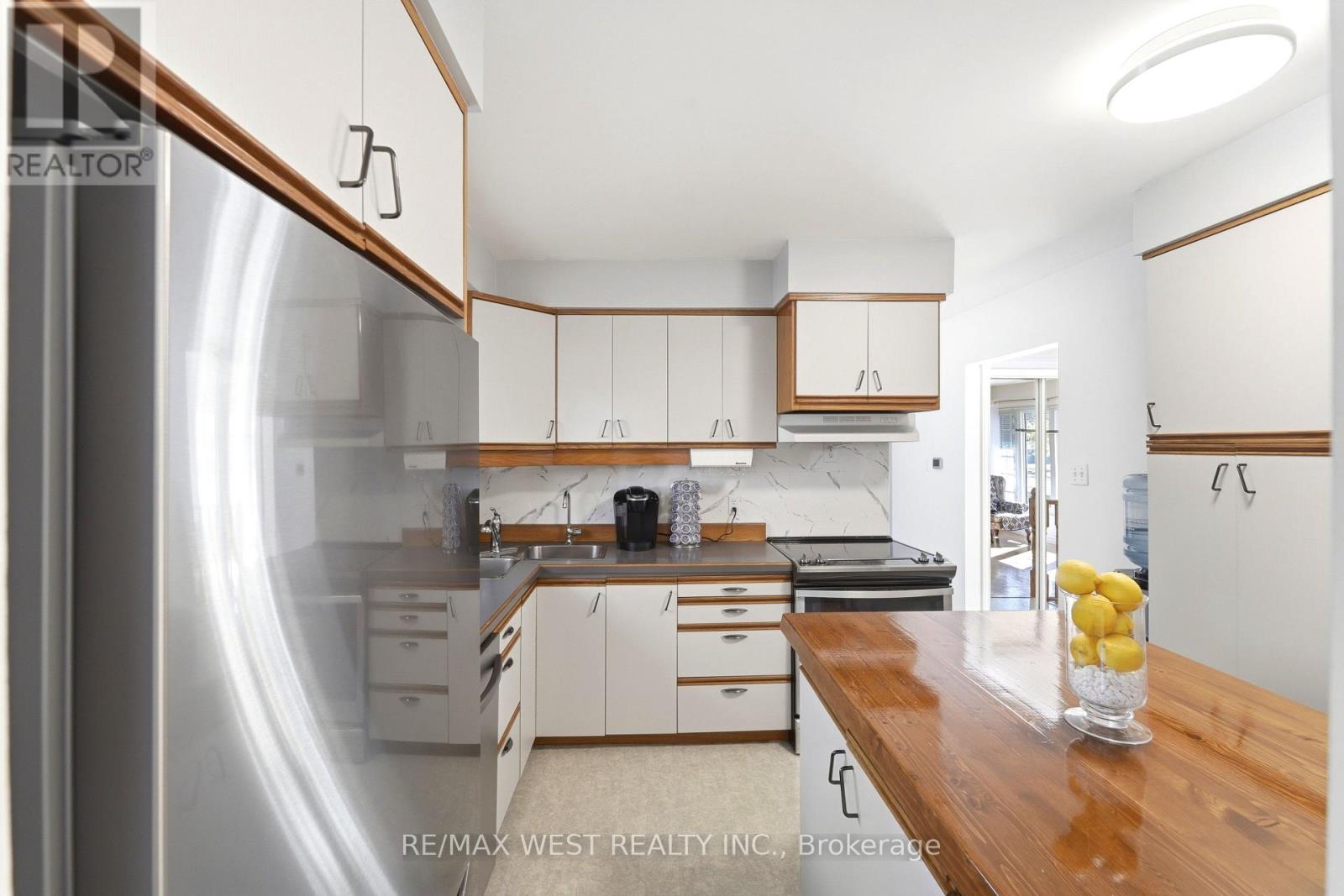 1380 Queen's Boulevard Property Photo 4