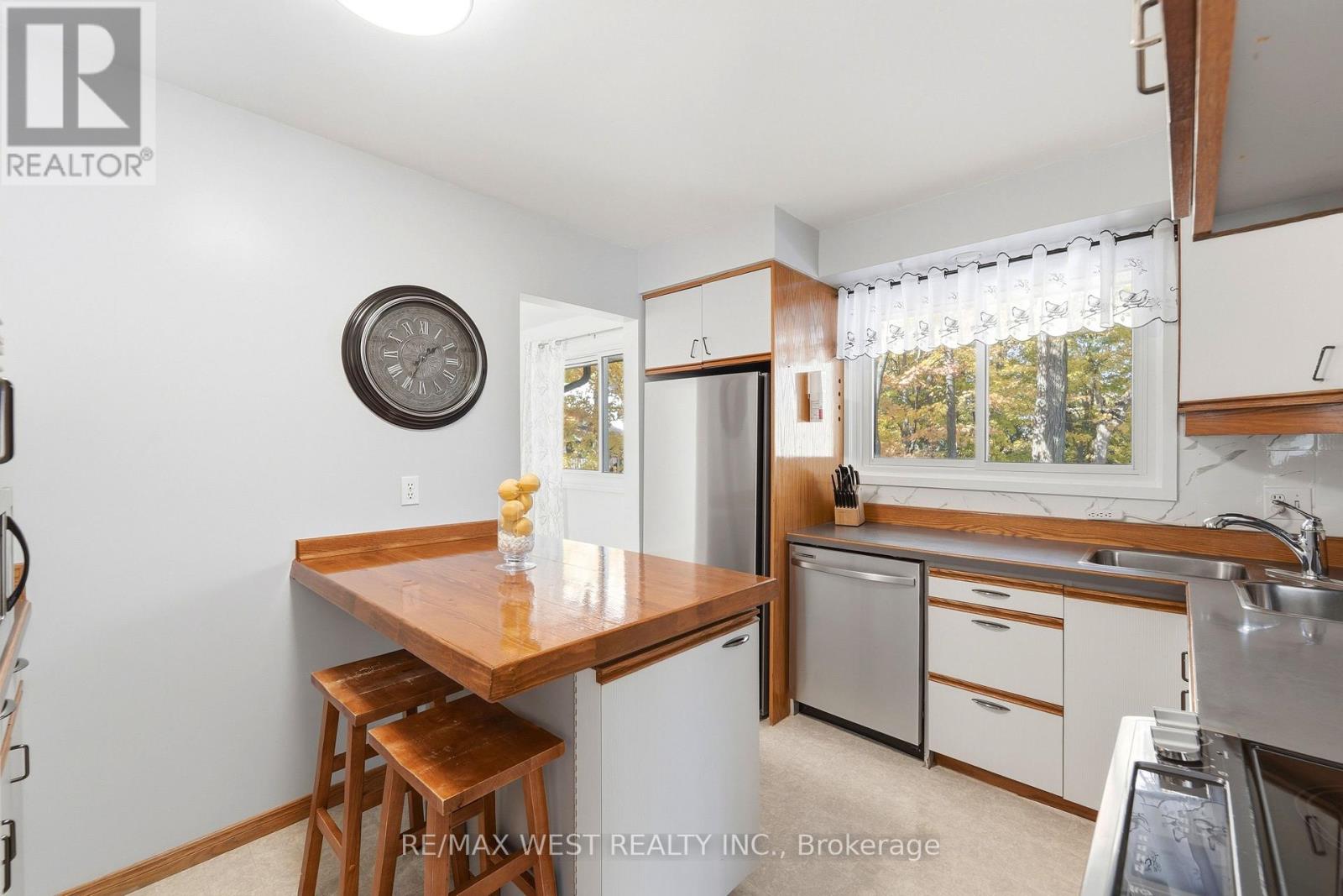1380 Queen's Boulevard Property Photo 5
