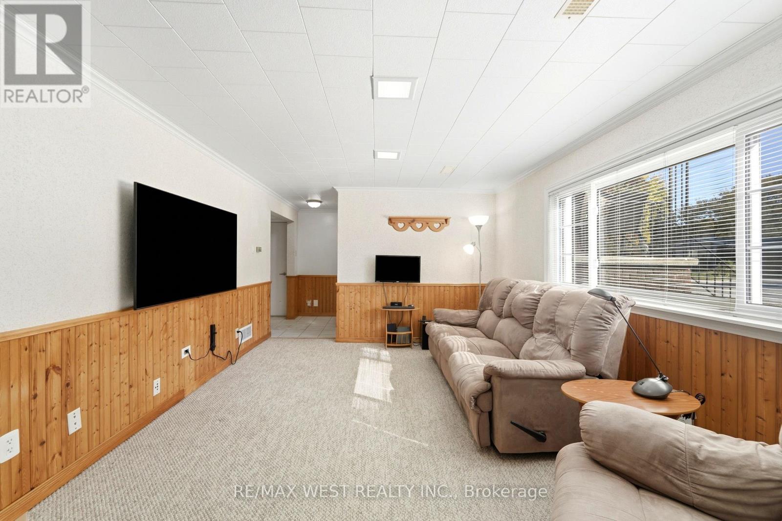 1380 Queen's Boulevard Property Photo 11