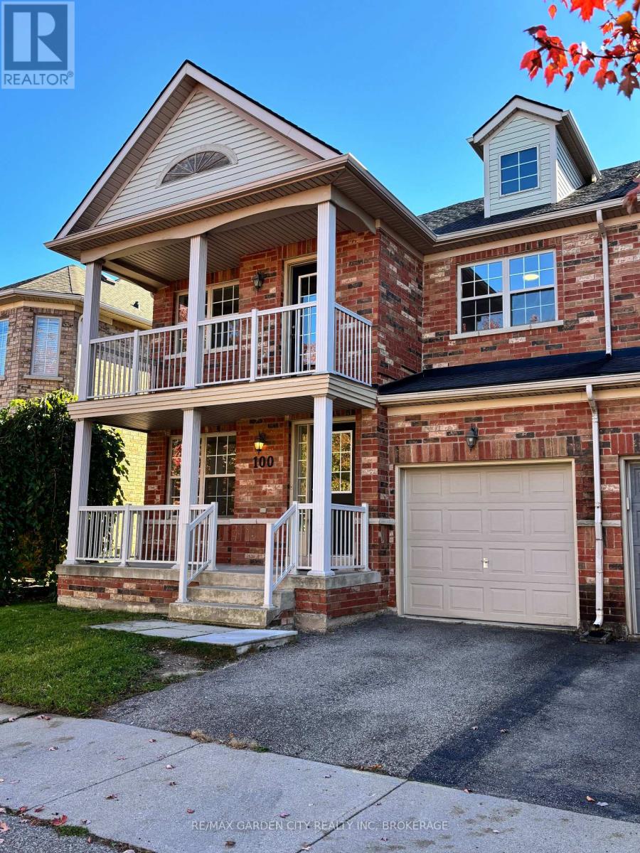 100 Young Crescent Property Photo 2