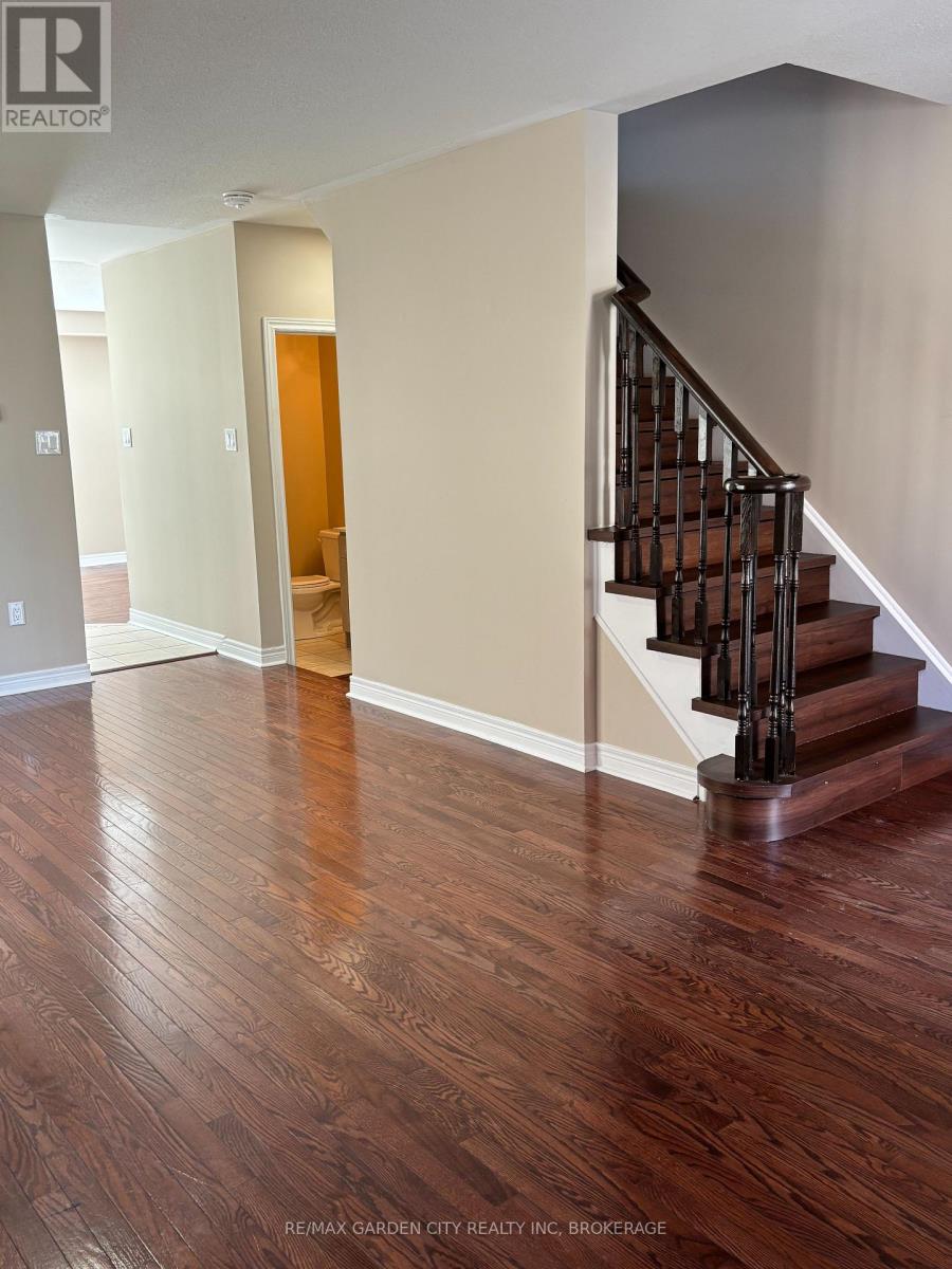 100 Young Crescent Property Photo 4