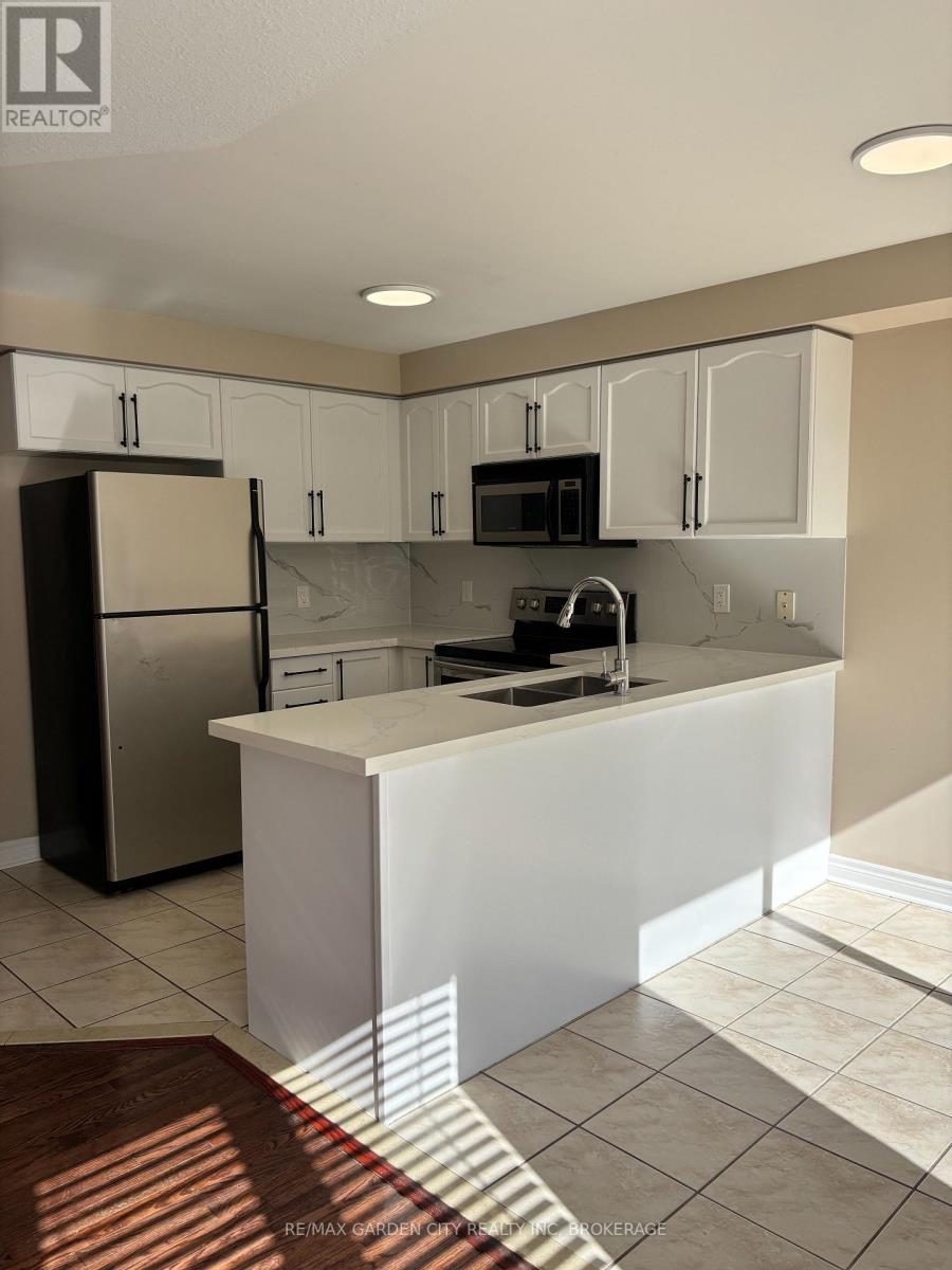 100 Young Crescent Property Photo 6