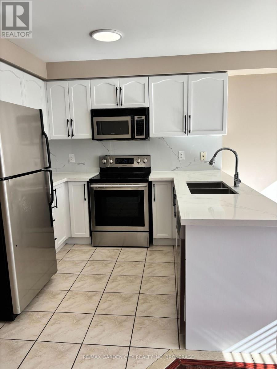 100 Young Crescent Property Photo 7