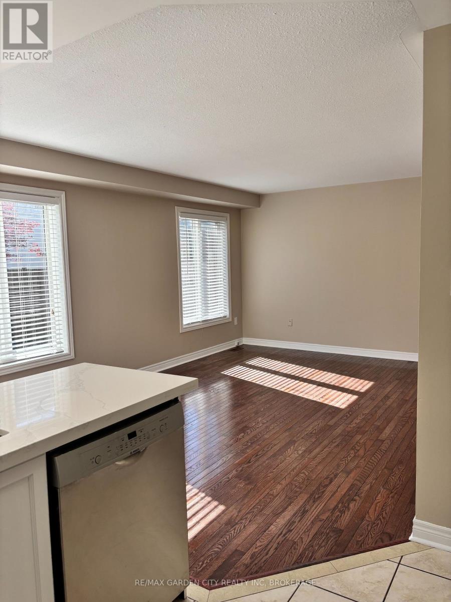 100 Young Crescent Property Photo 11
