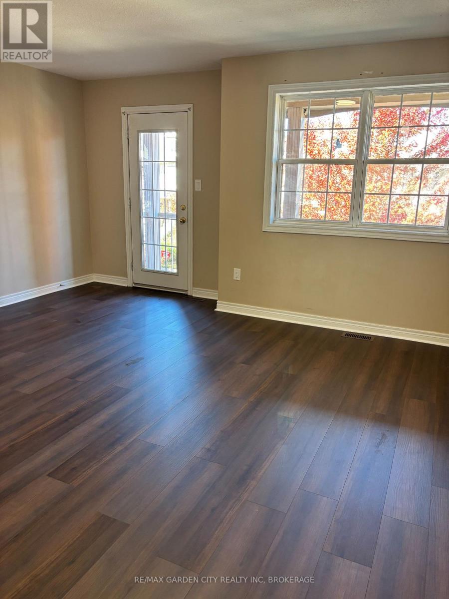 100 Young Crescent Property Photo 28