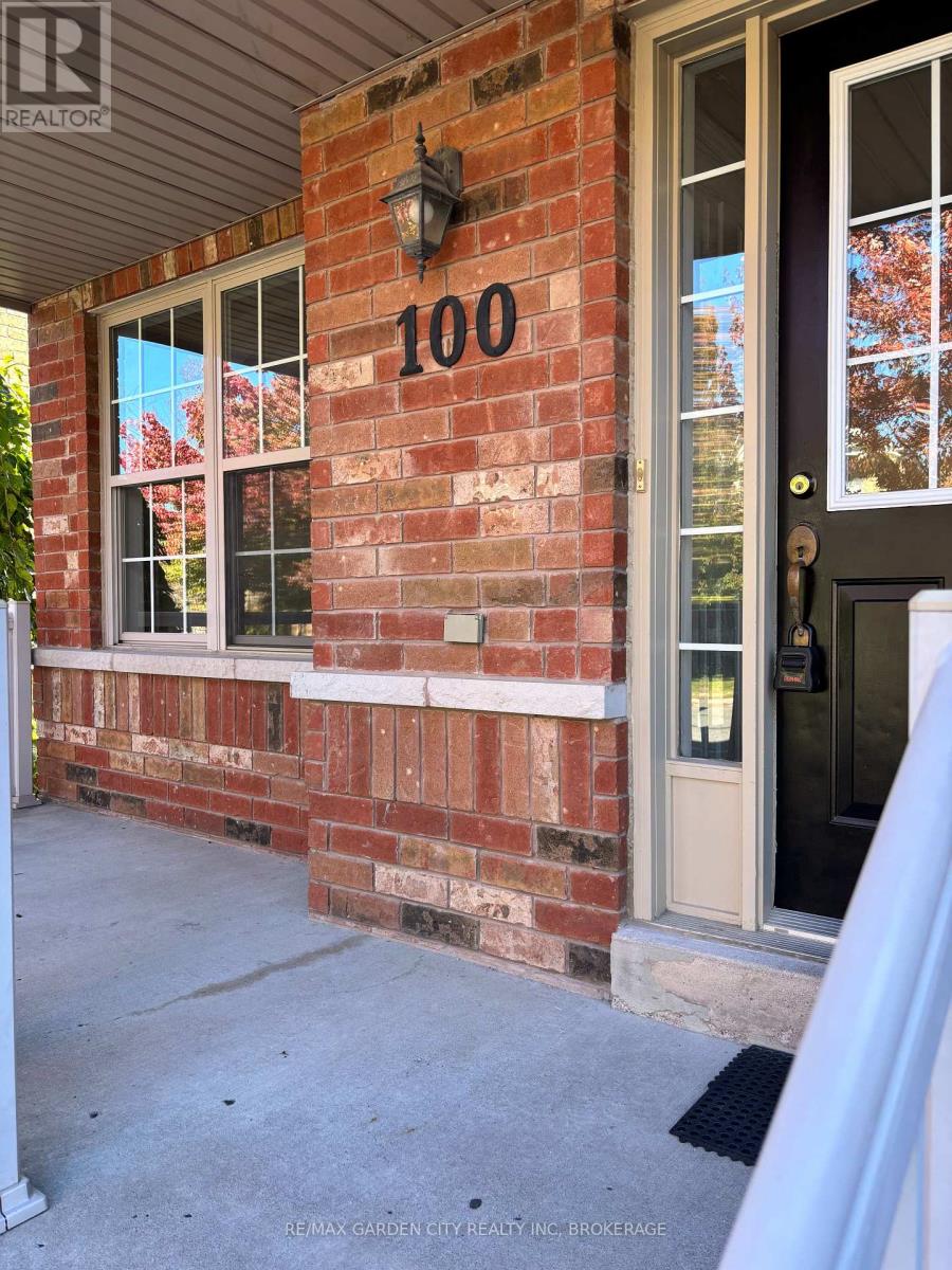 100 Young Crescent Property Photo 33