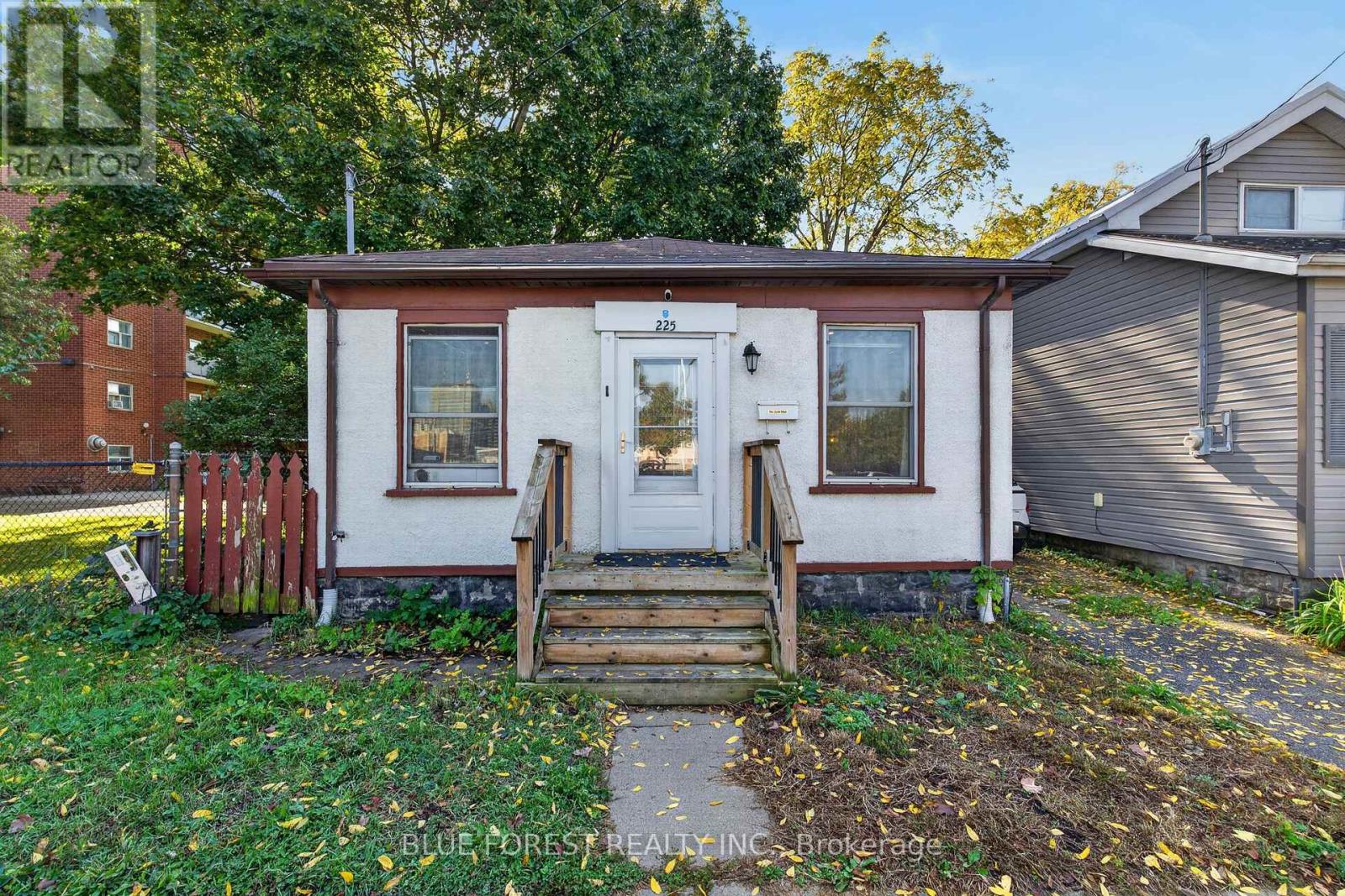 225 SIMCOE STREET Property Photo 1