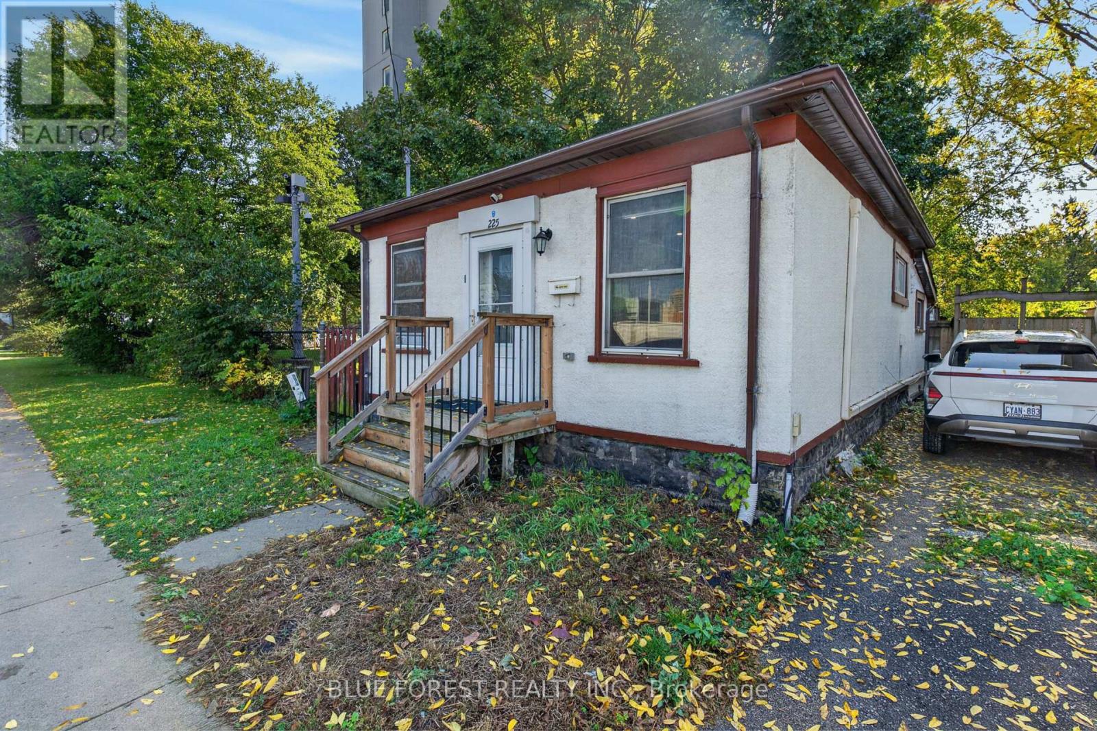 225 Simcoe Street Property Photo 2