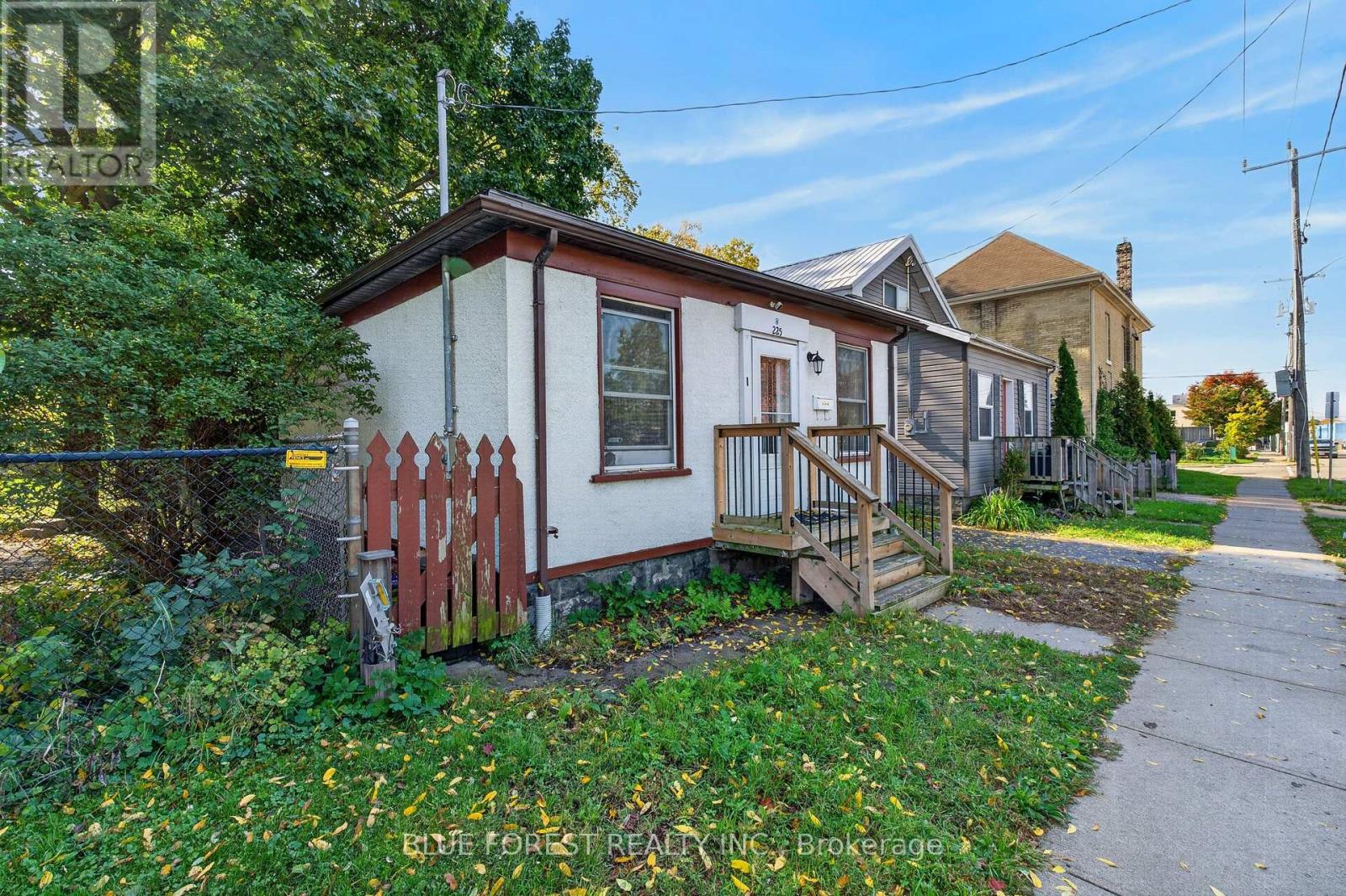 225 Simcoe Street Property Photo 3